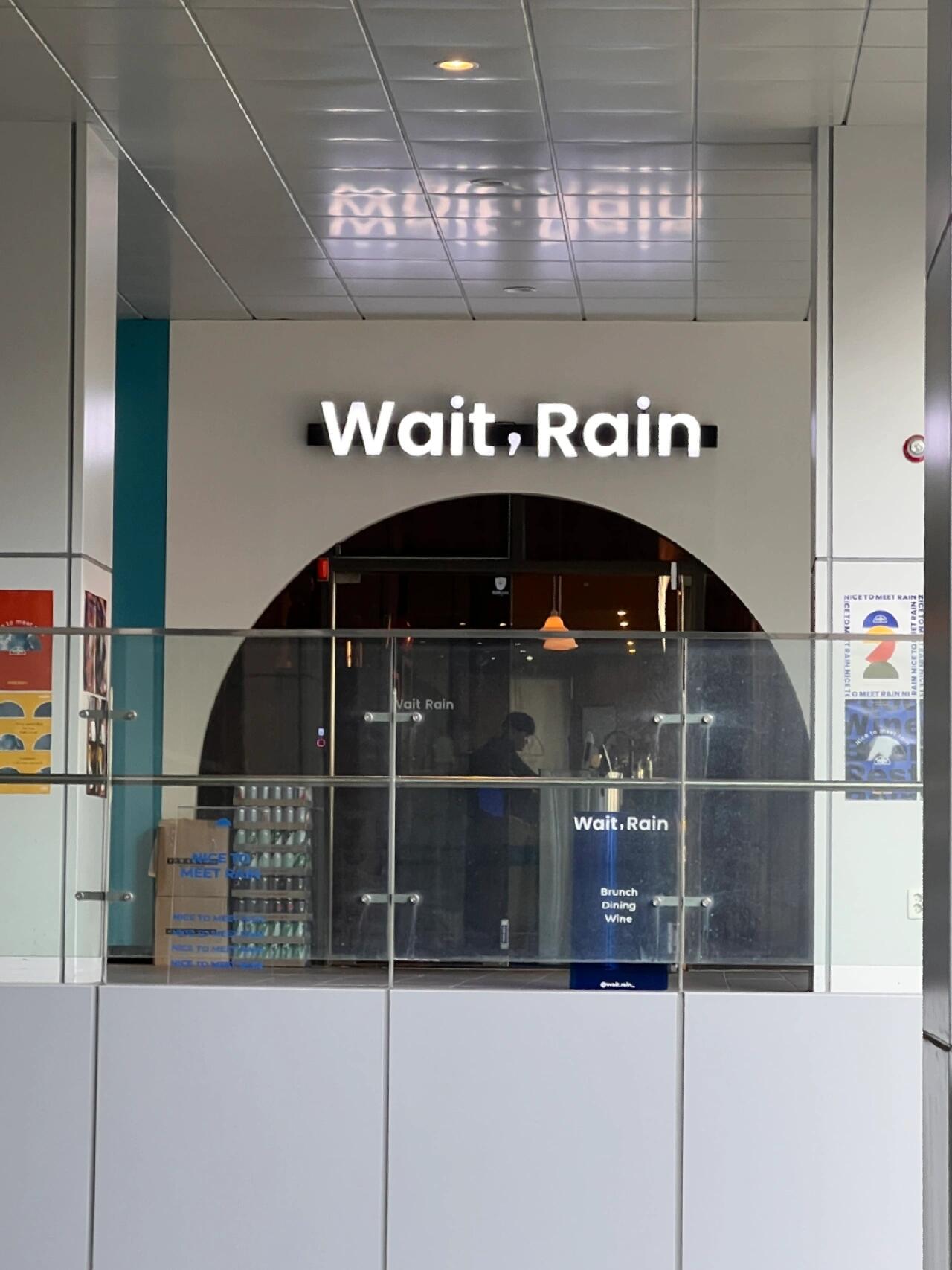 
                        ????仁川松島/ 全韓最特別的烤鴨胸在仁川松島附近的Wait,Rain西餐廳，體驗了一次難忘的美食之旅！??這里的招牌烤鴨胸簡直是藝術品，搭配黃油煎銀耳、鷹嘴豆和青豆，每一口都是滿滿的幸福感。鴨胸超級嫩滑，撒上細蔥，蘸著南瓜泥和鮮橙煮成的醬汁，味道美到讓人無法形容！??每次來都必點！我們還嘗試了Conchiglie，大型貝殼面配上羊奶酪、熟菠菜和生芝麻菜，口感和味道都超級棒！??雖然薯條也不錯，但是和其他兩道菜比起來就顯得普通了些。餐后的cheese terrine，蛋糕上撒了爆米花，甜蜜的結束！??雖然分量稍小，但是美妙的環境加上這些特別的菜品，絕對值得推薦！???: 11:30-21:30，15:30-17:00午休??: ?? ??? ?????28?? 50 201?#留學韓國 #首爾美食 #仁川 #仁川旅游 #韓國生活 #韓國美食探店 #韓國仁川 #西餐廳 #韓國日常 #仁川松島 #韓國美食 #仁川美食