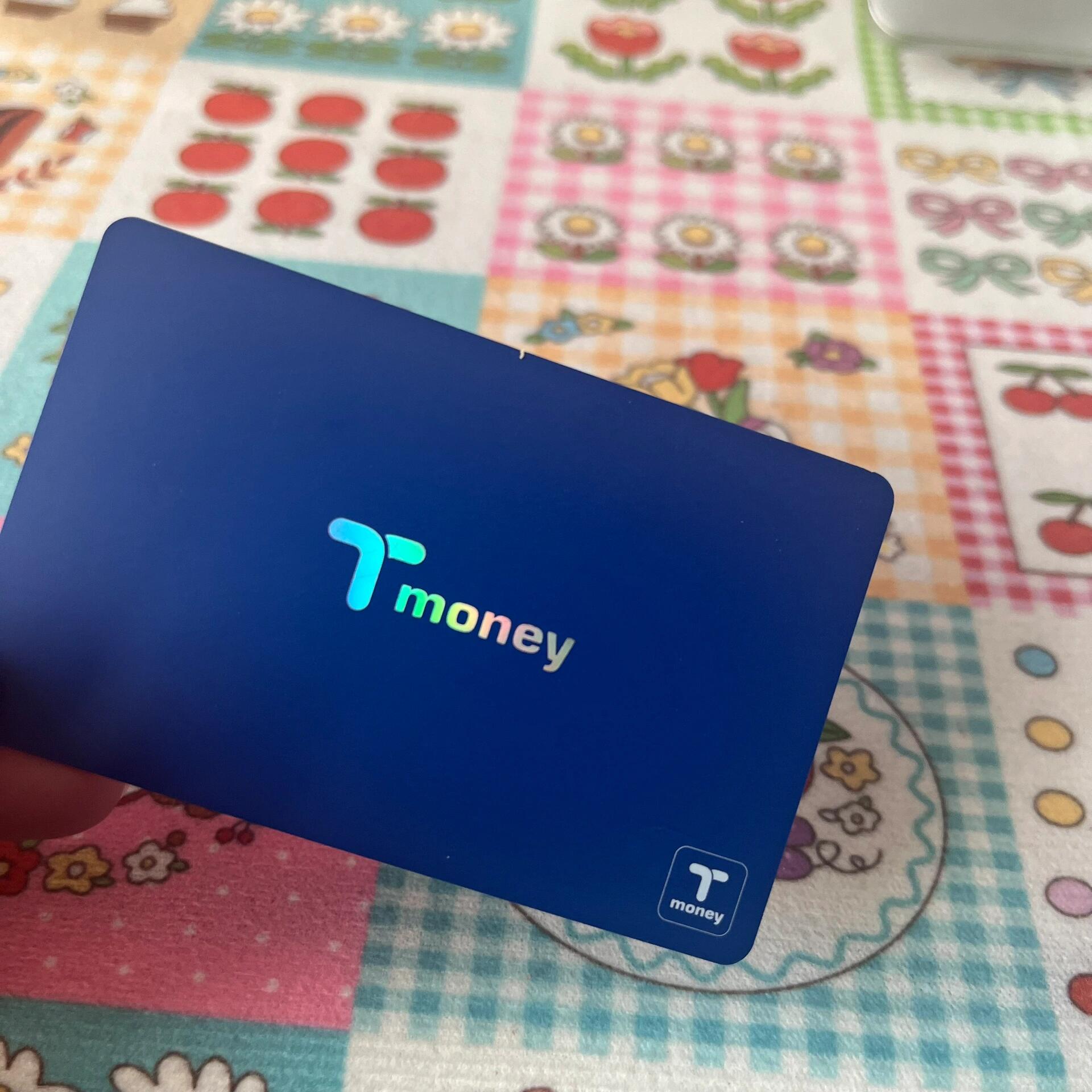 
                        回憶里的T-money卡，三年未見的余額驚喜????翻箱倒柜找到了六年前的寶貝T-money卡，心血來潮查了一下余額，竟然讓我有點小疑惑??。記憶中，離開韓國的那天，我給卡里充滿了兩三萬韓幣的愛意??，怎么現在只剩下6300韓幣了呢？難道是在不知不覺中被蠶食了？#韓國 #Tmoney卡 #韓國交通 #韓國地鐵