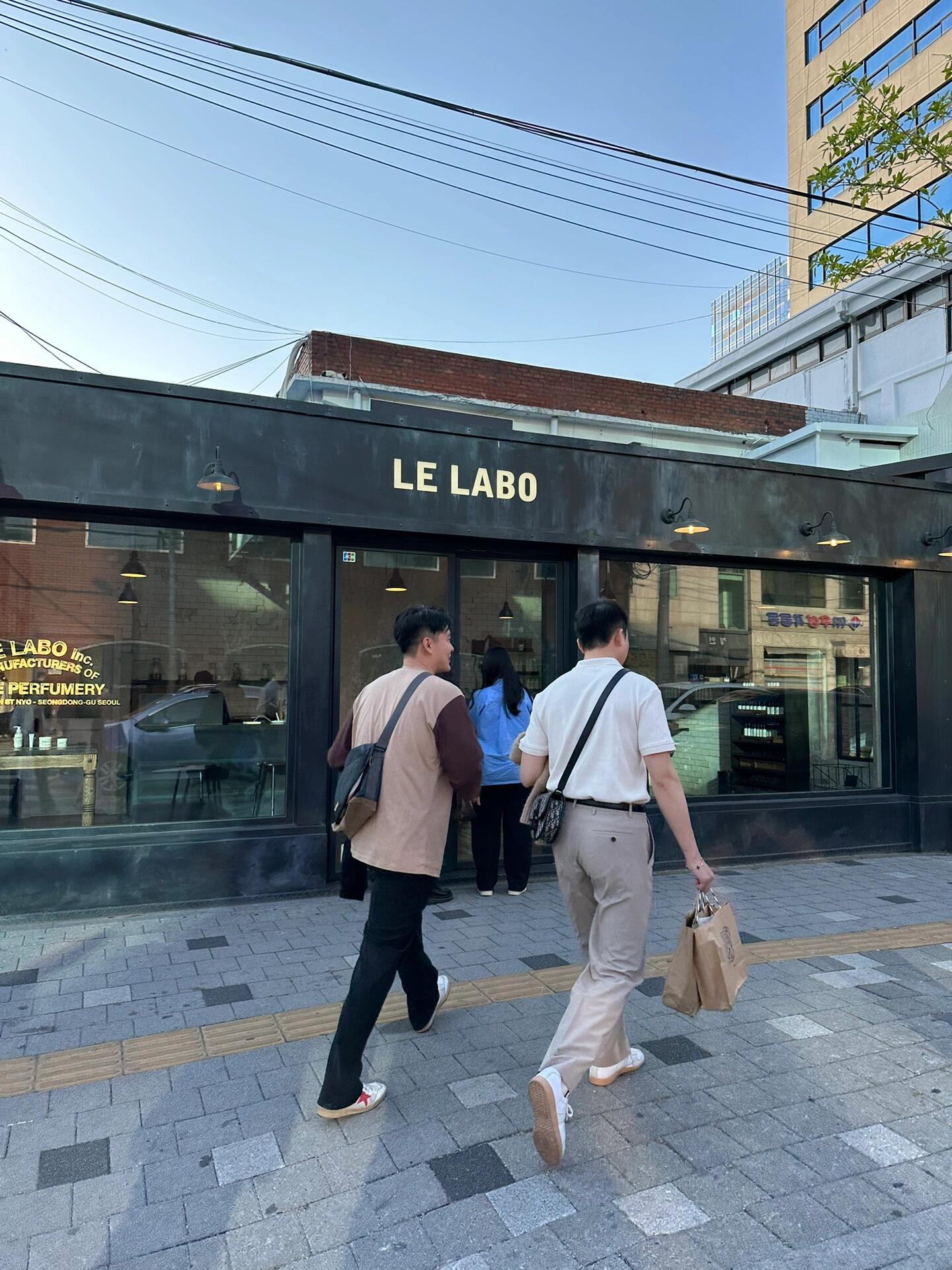 
                        特種兵的韓國暴走日記｜圣水洞真的好逛嗎？第七次????游，完全沒做攻略，想佛系逛街，結果…比當特種兵還累，可以說在山坡上拉練了一周。????上鋪天蓋地的圣水洞必逛攻略，圣水洞真的好逛嗎？我來讓你少走路！?圣水洞可以去嗎？可以去！但是所有店鋪都離的比較遠，不建議專門為了逛店去，效果并不好，腳會走斷??，更適合慢慢的逛、喝咖啡、拍照，我覺得不太好買～??p2的ADER ERROR還是值得去，但我們去的時候門口有個小機子，顯示需要等待30分鐘左右，并且需要輸入韓國手機號預約排隊入場，如果朋友們不在就逛不了，不太友好。????p4是NUDAKE Seongsu，圣水洞很火的咖啡店，門口有米色和紅色拼接的墻，適合拍照。但據說這家店上海也有了，去晚了可能會沒有座位哦～??p6的韓國大火matin kim，好看是真的好看，時不時會出聯名，但為了找這個店，走了很久，并且那一片就只有他一家，藏在居民樓里，最后在現代百貨發現也有，真的大無語????我更推薦大家先去現代百貨，是首爾新開的商場，韓國的朋友強烈推薦我們去，說是韓國人最近特別愛去的商場，結果我們還是把現代百貨排到了倒數第二天，真的很后悔！因為現代百貨的B2樓可以說圣水的很多品牌都有，并且很集中！去了以后讓我覺得圣水洞那天的拉練都白費了??現代百貨完全值得你留一天的時間好好逛逛～??現代百貨需要乘坐五號線在汝矣渡口站下車，從1號出口出。??下地鐵后可以先去漢江看看，有很多搭帳篷，吃炸雞喝啤酒的????人，超好出片，再看看海鷗，就可以走路去現代百貨啦～??注意：現代百貨購物基本都可以使用支付寶，退稅的話需要購買?60000以上，到6樓吸煙室旁邊辦理退稅（這點要注意），退稅柜臺20:00關門。??有漢江行程的姐妹，可以把漢江和現代百貨安排在同一天。??等我一個后續漢南洞分享（漢南洞很好逛哦～）#韓國旅行 #韓國探店 #圣水洞 #汝矣島現代百貨店