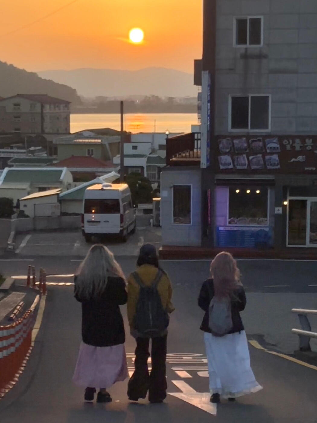 
                        你聽說過blue hour嗎？「Blue Hour」：日落前和日出前極短的一段，天空會呈現出一片幽藍色的奇妙時刻。???每次旅行時捕捉到的這些瞬間都是獨一無二的，我也把它們記錄下來了，感覺超級棒！????#韓國 #首爾 #濟州島 #日落美景 #旅行攝影 #生活點滴 #攝影愛好者