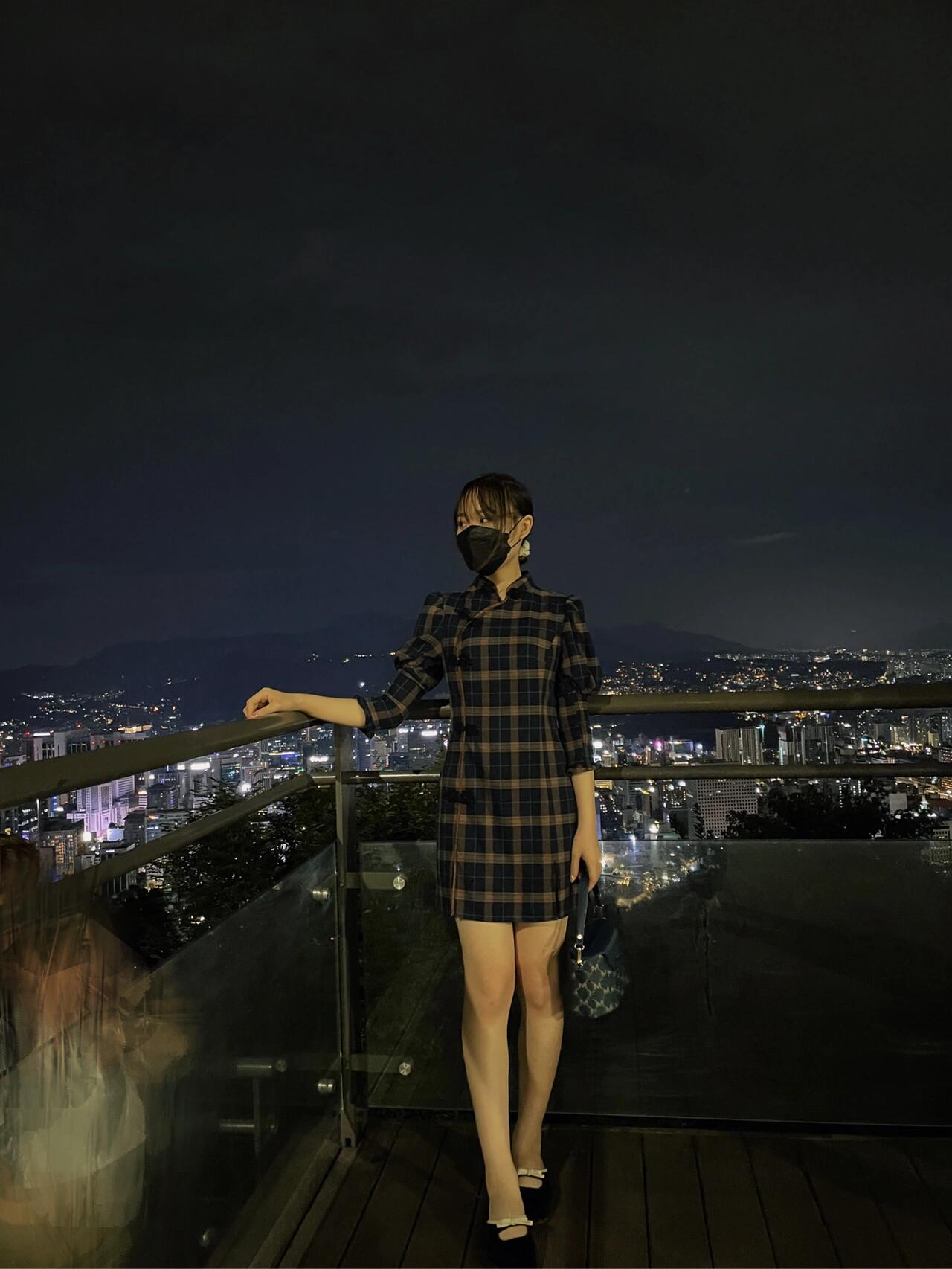 
                        ??????中秋節的魅力 - 南山塔的夜晚中秋節那天，我選擇了坐纜車上南山，人山人海啊！性價比嘛，給個大寫的零！???♂?建議大家還是乘坐大巴上山吧，纜車實在是不推薦，排隊等了一個小時，人擠人的感覺...下山的時候，大巴站也是人潮洶涌，想打車？別妄想了，我們只能一步步走下山了，累并快樂著?????#韓國 #中秋節 #留學生活 #首爾南山塔 #夜景美