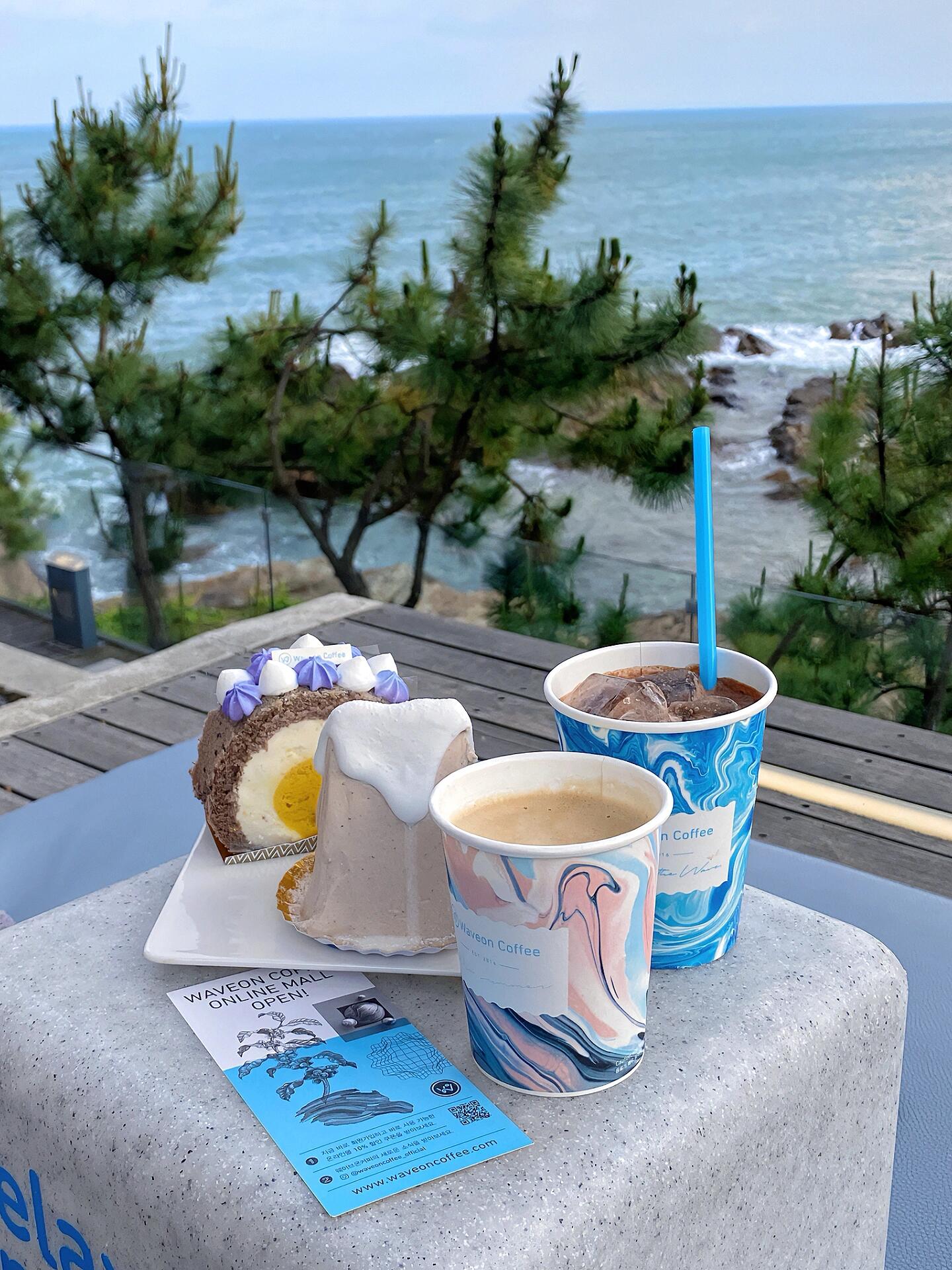 
                        釜山機張｜超適合發海懵的咖啡廳Waveon????是家釜山老網紅海邊咖啡店了，旁邊是那個蠻出名的房車露營地，兩家是同一個老板～-咖啡廳一共三層，一樓是在戶外，有沙發和軟墊的位置。我們選了軟墊，直接躺著發海懵，旁邊有位大哥還睡著了??。二樓和三樓就是在室內的，風景也不錯，風大和冷的時候在室內待著也很不錯。??&??飲料和蛋糕都中規中矩吧。我們是下午去完機張那個海邊的教堂再過來的，已經傍晚了。而且前天剛下了一天雨，還是有點陰天，很可惜沒看見日落～天氣好的時候應該更好看吧！-?? Wave on｜10:00-24:00???? ??? ??? ???? 286#和大自然親密接觸 #周末去哪兒 #釜山旅行 #釜山 #海景咖啡廳 #日常碎片PLOG #海邊 #釜山咖啡廳 #發海懵 #當然要記錄啊
