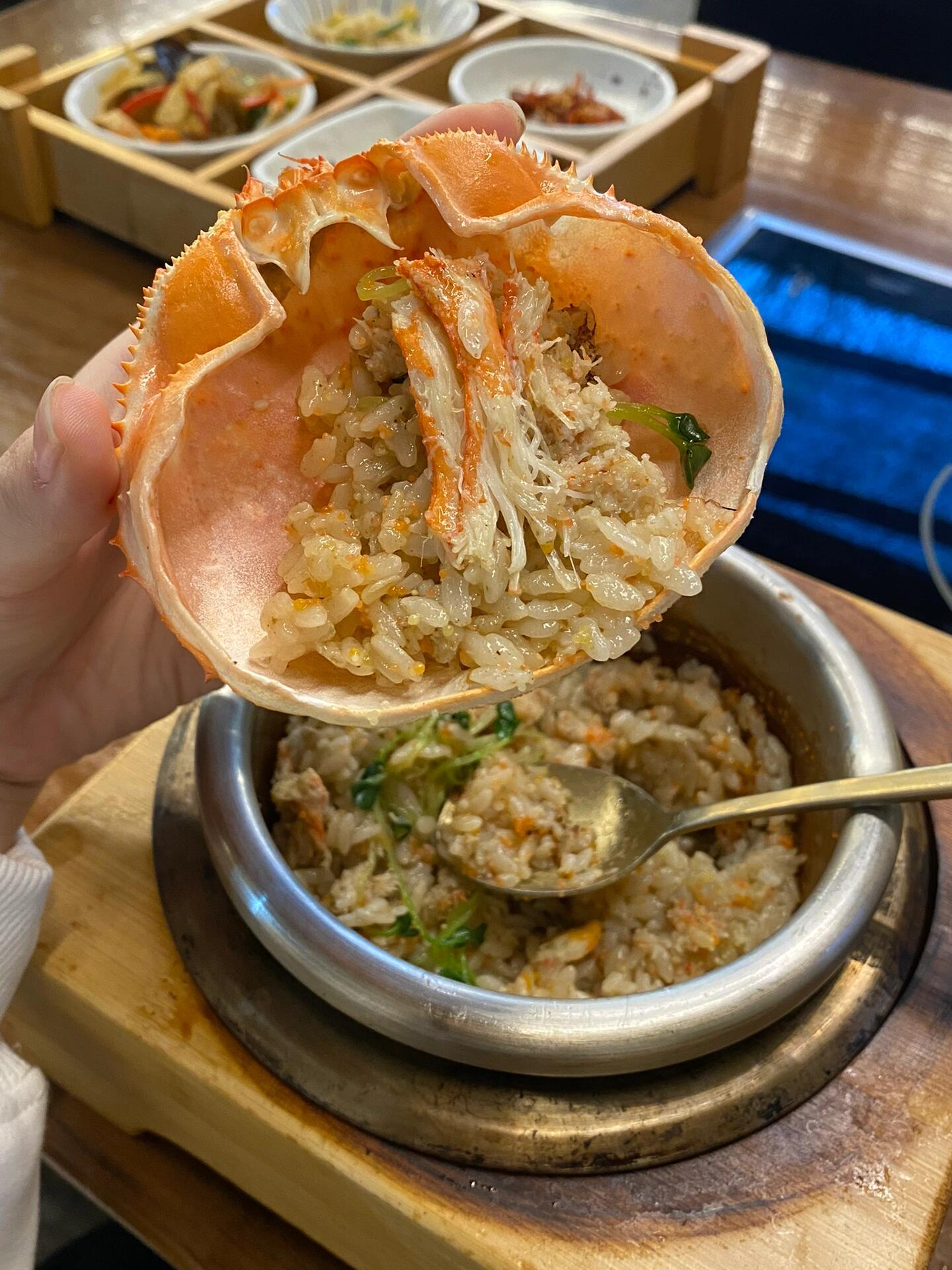 
                        ??釜山必吃美食 | 廣安里蟹肉石鍋飯超人氣打卡地??吃貨們，我來告訴你們一個不得不試的釜山美味～?? 廣安里的蟹肉石鍋飯確實名不虛傳，雖然可能被炒作過頭，讓人期待滿滿，吃起來稍嫌平淡，可能是因為我口味比較重？?? 但不管怎樣，這家店還是很值得一試的哦！想要嘗鮮的小伙伴們記得早點出發，我是10點半到的，竟然還要等待45分鐘才能開啟我的美食之旅，人氣真的是爆棚啊！??#釜山美味探店 #韓國美食之旅 #蟹肉石鍋飯 #釜山美食地圖 #旅行吃貨必備 #釜山行程攻略