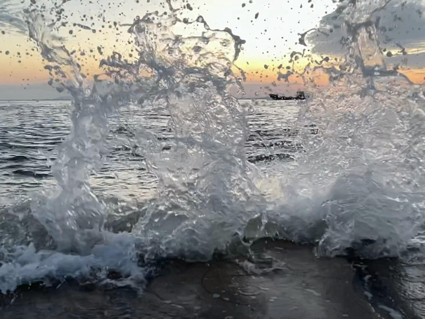 
                        第一次用慢動作拍了海浪??月尾島的海浪??#韓國旅行 #韓國景點 #海邊 #海浪 #仁川月尾島 #韓國旅游打卡