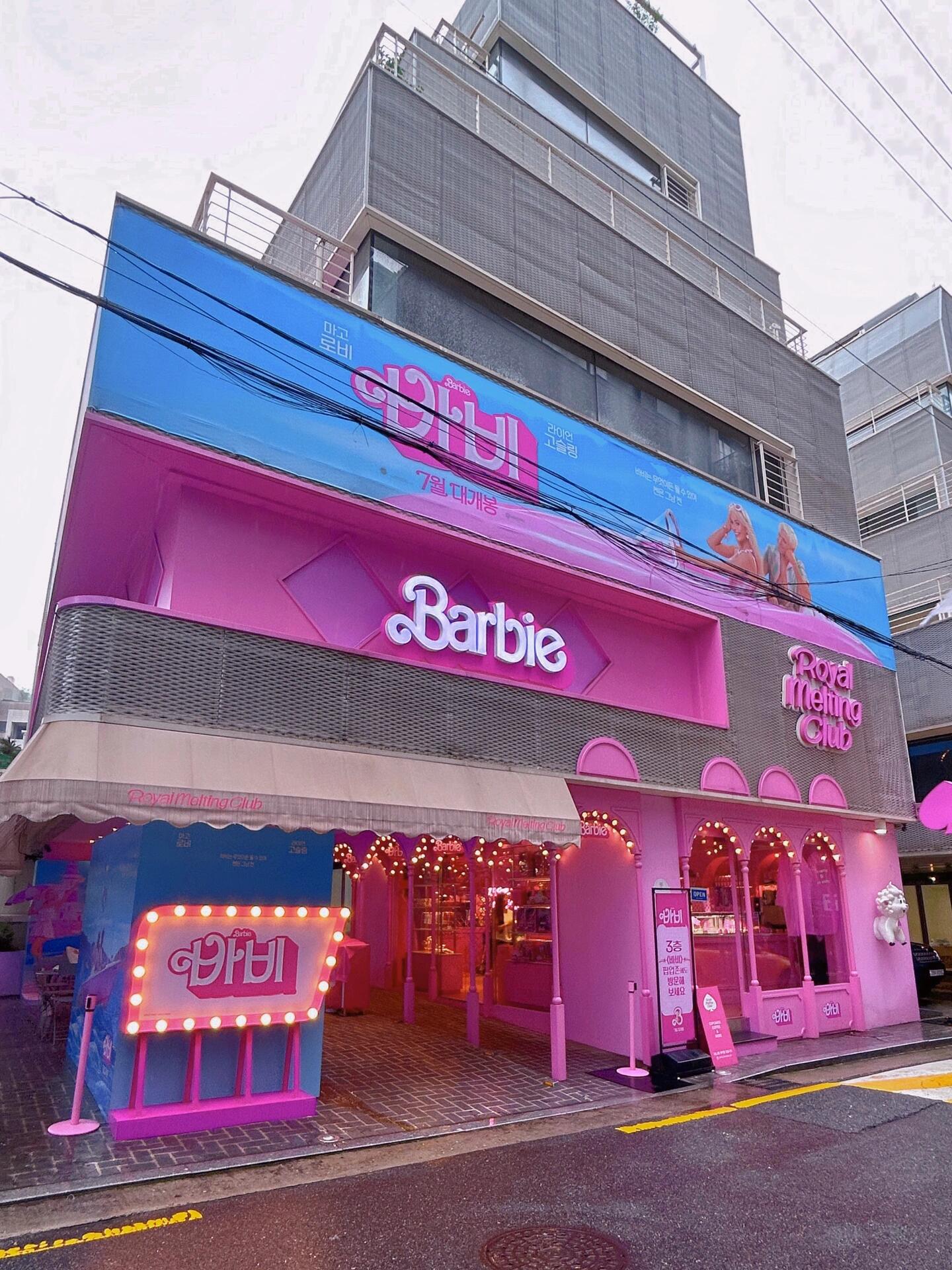 
                        ????探秘首爾芭比快閃店在梨泰院探店記??這家三層的芭比快閃店簡直是美翻天！甜點也超級美味??已經拍了vlog分享給大家，快去看看吧！提醒一下，快閃店活動已經結束啦！??作為專業攝影師，我提供首爾陪拍服務，需要的小伙伴可以私信我哦～#韓國留學 #芭比 #首爾旅游 #首爾探店 #韓國生活