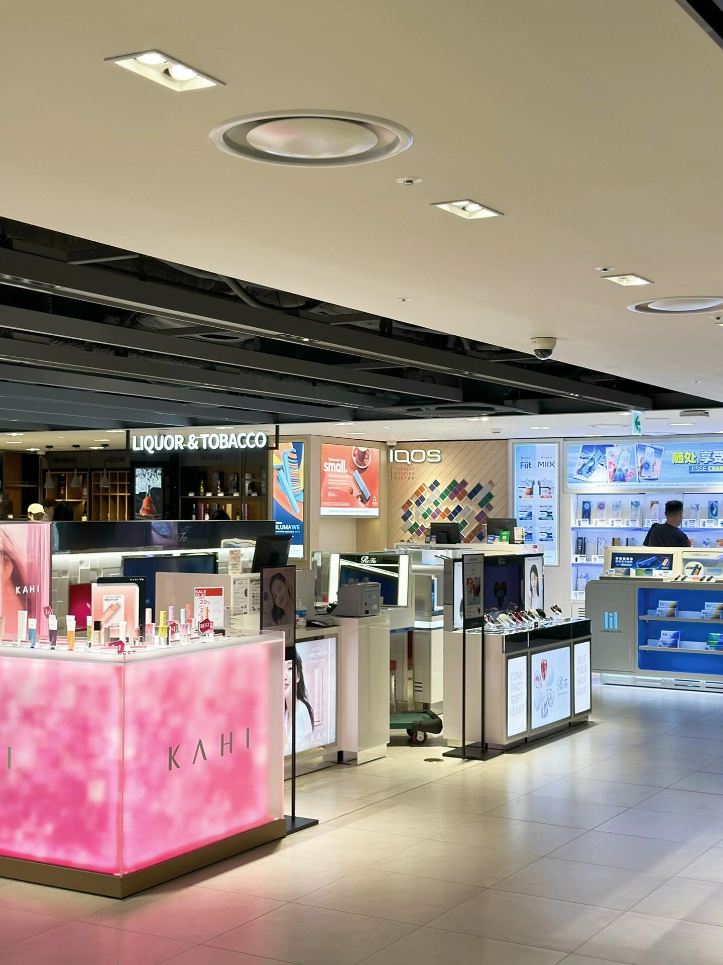 
                        韓國購物 | 現代百貨免稅店市中心位置超贊的免稅店，離景福宮和明洞都很近哦！地鐵2、4、5號線都能到東大門歷史文化公園站，14號出口直走就能看見了??愛敬BYOCOLOR還在13樓搞快閃活動，做任務還能領小禮物??，活動截止到10月20日哦??還有超級通票傳單活動，領完優惠券再購物更劃算！*地址 : ?? ?? ???? 275, ???? 6~13?*營業時間 : 11:00 ~ 22:00#韓國旅游?#韓國購物?#韓國免稅店?#現代免稅店?#現代百貨免稅店?#韓國熱門地?#首爾旅游?#首爾購物 #江北旅行?#韓國江北?#韓國東大門?#東大門購物#倍彩樂 #牙齒美白 #BYCOLOR