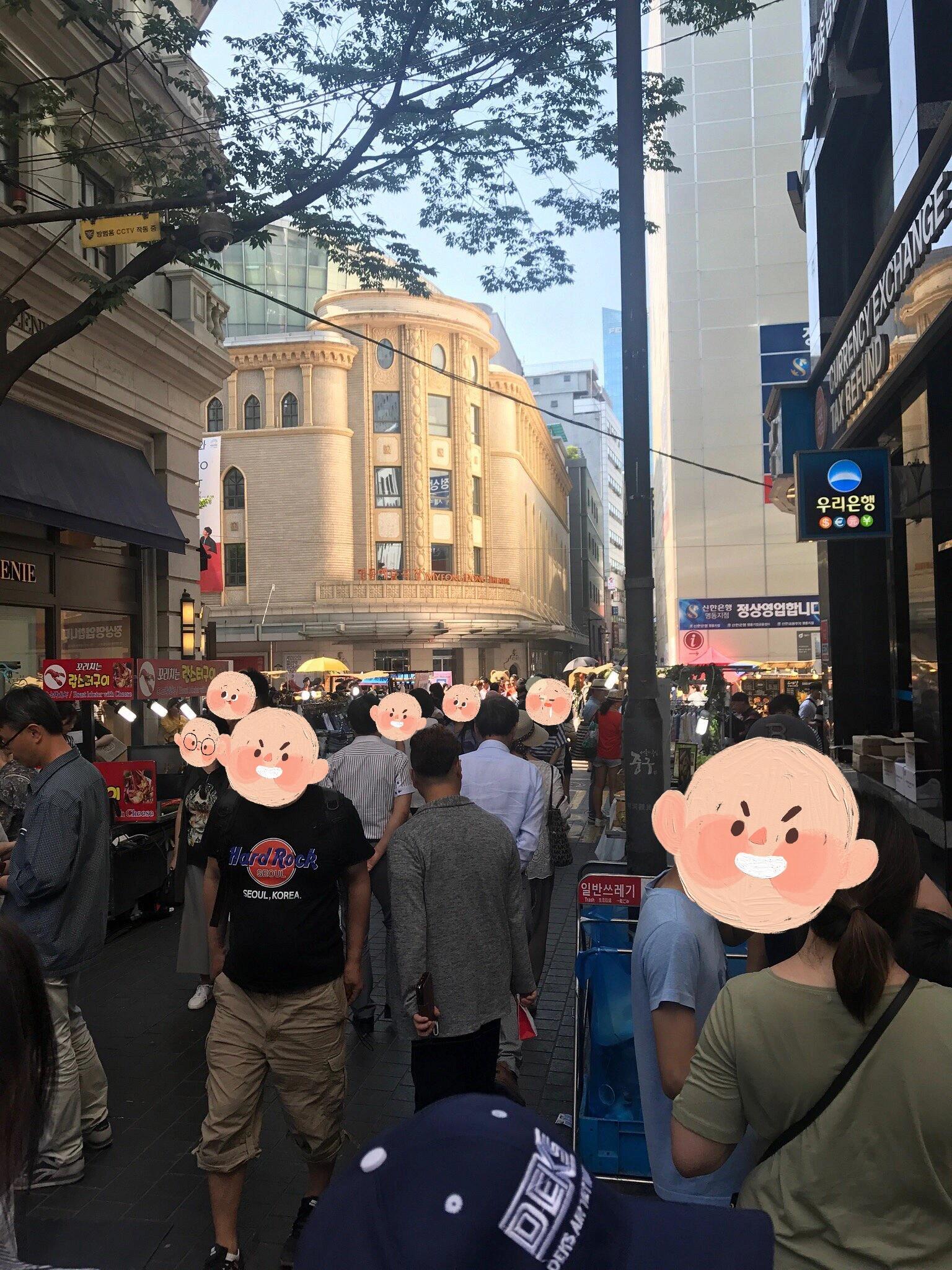 
                        韓國|免稅店攻略來咯~大家好，今天給大家帶來韓國首爾必逛的八大免稅店！???????準備好你的購物車，一起來看看吧！??1??樂天免稅店 明洞總店??營業時間：09:30~18:30??地址：首爾特別市中區小公洞1,樂天百貨總店 9~12F??交通：地鐵2號線乙支路入口站7號出口，步行3分鐘2??新世界免稅店 明洞店??營業時間：10:30~18:30??地址：首爾特別市中區忠武路1街54,百貨 8~12F??交通：地鐵4號線會賢站7號出口3??東和免稅店??營業時間：11:00~18:00（周日、春節當天、中秋節當天休息）??地址：首爾特別市鐘路區世宗路211,光化門大廈 2F~5F??交通：地鐵5號線光化門站6號出口地鐵1號線市廳站3出口，步行6分鐘。4??新羅免稅店 首爾店??營業時間：09:30~18:30??地址：首爾特別市中區獎忠洞2街 202??交通：地鐵3號線東大入口站5號出口，搭乘免費巴士(5~10分鐘一趟)5??新羅免稅店 愛寶客店??營業時間：09:30~17:30??地址：首爾特別市龍山區漢江路3街40-999,愛寶客商場3~7層??交通：地鐵1號線龍山站 即可地鐵4號線新龍山站3號出口出來，步行5分鐘。6??現代百貨免稅店 東大門店??營業時間：12:30~21:00??地址：首爾特別市中區乙支路6街18-12,斗山塔樓大廈 6~13F??交通：地鐵4號線東大門站8號出口，步行3分鐘7??現代百貨免稅店 貿易中心店??營業時間：09:00~18:00??地址：首爾特別市江南區三成洞 159-7,8~??交通：地鐵2號線三成站5號出口內部到現代百貨店貿易中心店地下1樓地鐵9號線奉恩寺站7號出口，步行14分鐘。8??樂天免稅店 世界塔店??營業時間：09:30~18:30??地址：首爾特別市松坡區新川洞 29,樂天世界購物中心 Avenuel區 8~9??交通：地鐵2號線蠶室站地下廣場1、2號出·??想了解更多韓國旅游熱詢、包車定制游或專屬商務行程定制，快來聯系我們吧！??#韓國免稅店 #韓國樂天免稅店明洞總店 #韓國免稅店打折 #韓國 #韓國購物 #筆記靈感 #領君游全球接送機服務商