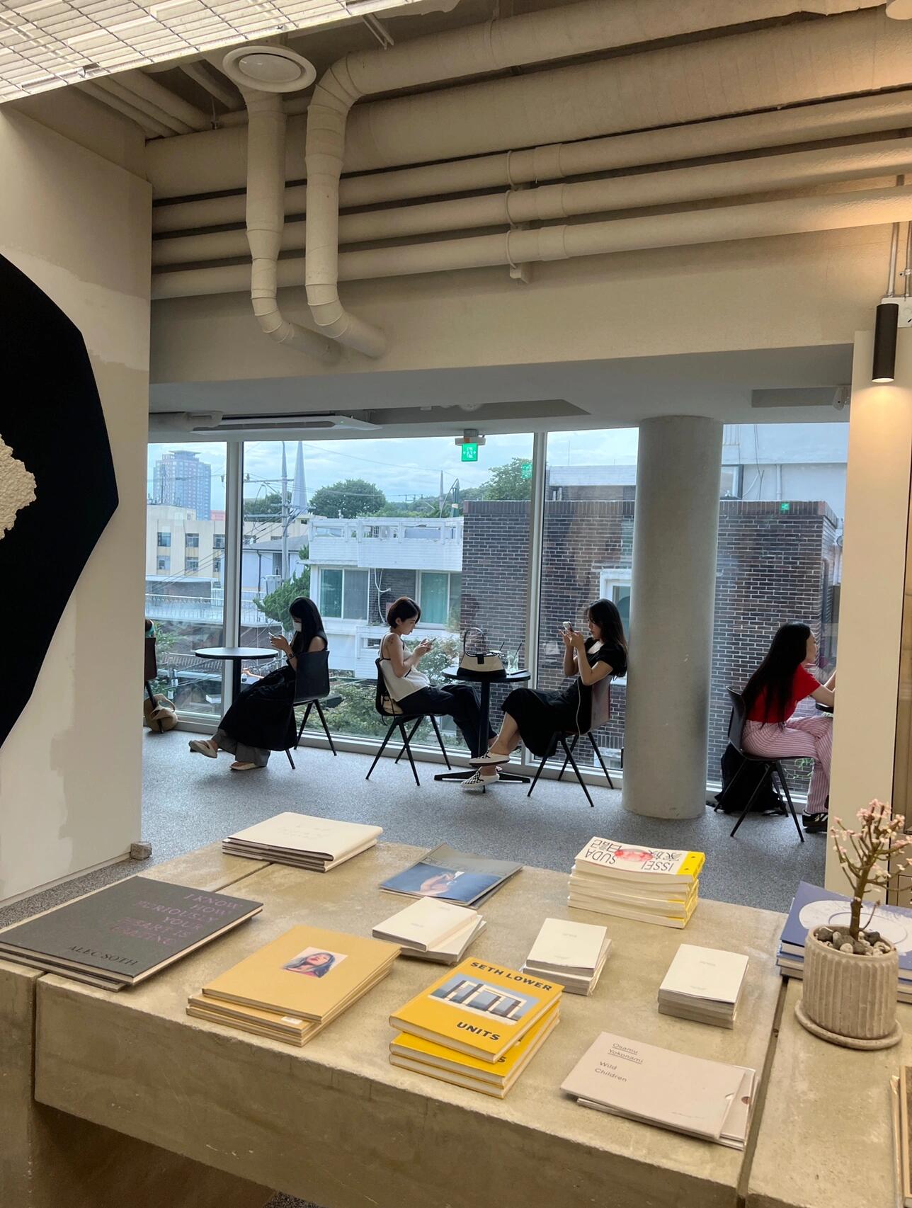 
                        首爾探店｜梨泰院 權志龍&Jennie同款咖啡店一樓是潮牌店，最出名的就是黑貓咪小掛飾，GD也有同款哦，在ins上有發圖片。我也忍不住買了一個，電梯那里的黑色涂鴉自拍簡直絕絕子??。四樓是咖啡店，樓頂最出片，GD和Jennie也在那拍過照片。我老公站在同樣的地方，擺了GD同款姿勢??。快去打卡，特別出片，很多好看的妹子們都去拍照??。名字：???地址：?? ??? ?????60? 45#首爾探店 #首爾高顏值咖啡館 #韓國探店 #咖啡店 #COTD咖啡探店 #跟我來探店 #首爾咖啡店 #梨泰院 #探店 #權志龍GD