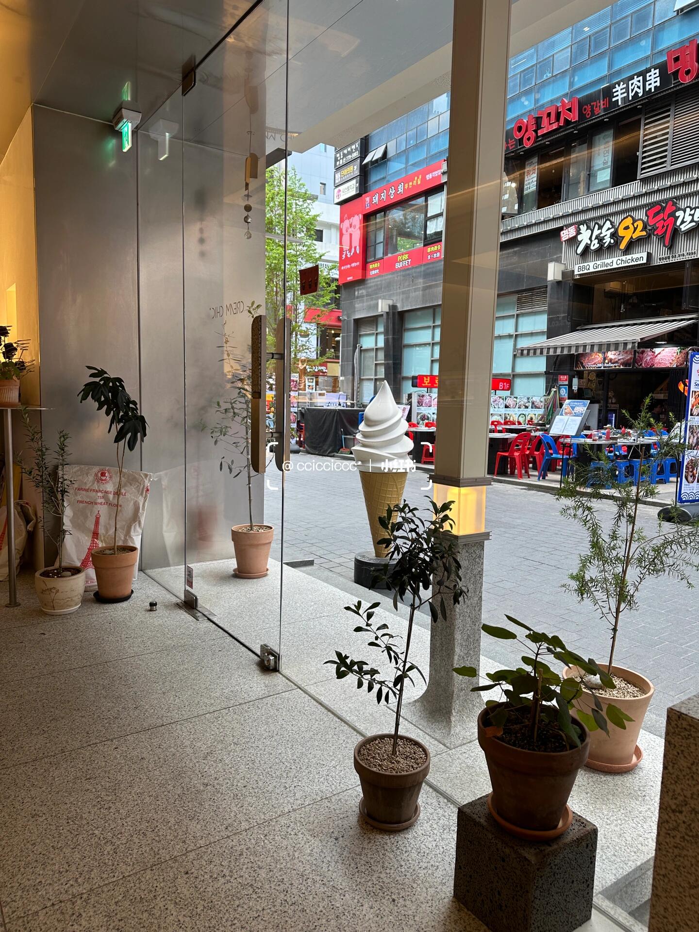
                        逛明洞累了？這家咖啡店超適合歇腳??#日常碎片PLOG #筆記靈感店名：cream chic ????地址??：?? ?? ??7? 13 1? ????來????首爾明洞逛街，感覺這邊的咖啡甜品價格稍微貴一點，不過走累了找個地方休息，喝杯咖啡、吃個甜品還是很不錯的選擇。他家的芝士蛋糕和普通的差不多，沒有特別驚艷，但環境很不錯，甜品種類也很多，值得一試哦～#cafe #甜品 #下午茶 #咖啡 #探店 #韓國生活 #留學韓國 #韓國日常 #韓國探店 #韓國咖啡店 #明洞探店 #韓國明洞 #明洞 #明洞餐廳 #明洞美食推薦 #明洞咖啡廳 #明洞咖啡 #明洞探店