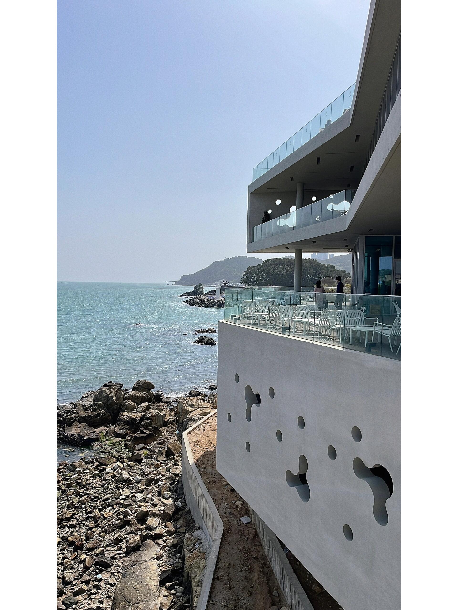 
                        ? 釜山探店 ? 無敵海景咖啡廳韓國行最後一站 - 釜山海景咖啡廳??出發前查釜山行程就看到超多人推薦這家??本來安排第一天就來探店，結果在冬柏站那一區待太久回來天都黑了??店內有販售甜點、飲品，但整體比較像個活動中心，沒有美麗咖啡廳的內裝潢(?︿?)最多人拍的海景第一排的確很美，但風有夠大，直接放棄拍人，風景趕緊按完幾張就離去了??現場備有毯子，如果做戶外太冷可以拿來保暖??推薦指數 ??????Coralani????? ??? ??? ????? 32#釜山探店 #釜山旅行 #釜山行 #釜山 #釜山美食 #韓國日常 #韓國咖啡廳 #咖啡館 #我的咖啡日記 #跟我來探店 #小眾景點 #Busan #釜山西面 #釜山西面探店 #釜山網紅咖啡廳