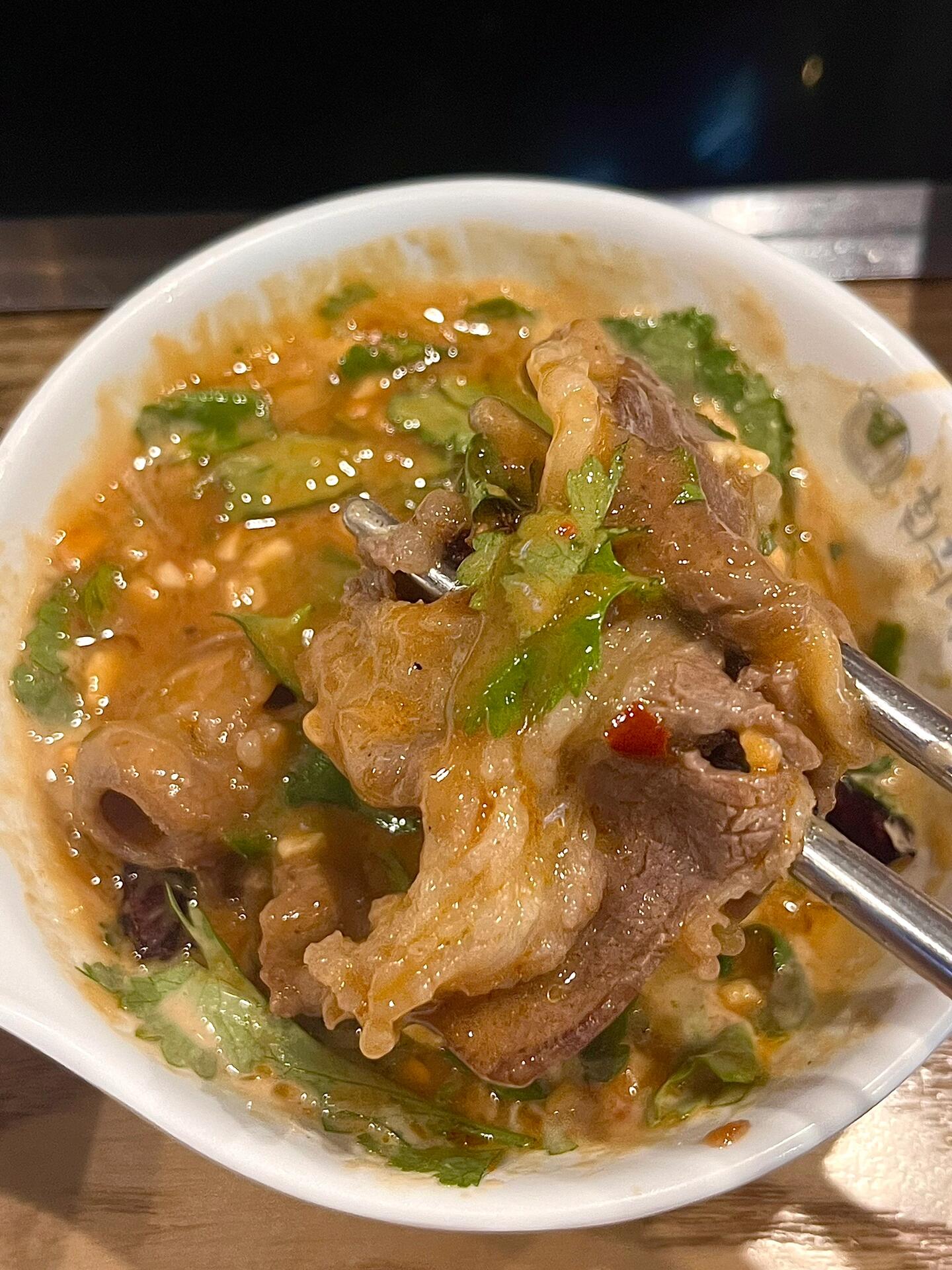 
                        ????首爾弘大自助火鍋盛宴！??一踏進這家位于首爾弘大的自助火鍋店，就能感受到濃郁的火鍋底料香氣撲鼻而來，讓人食欲大增！?? 在這里，你可以享受到多種火鍋底料選擇，包括經典的辣鍋、清新的番茄鍋和鮮美的菌菇鍋，每一種都讓人垂涎三尺。???????醬料區也是豐富多樣，種類繁多，讓你可以按照自己的口味自由調配，就像在國內的火鍋店一樣。??當然，不能錯過的是店里的招牌牛蹄筋，Q彈有嚼勁，軟糯入味，還有鮮嫩的牛肚，都是火鍋中的人氣食材。??此外，肉卷選擇也很豐富，有牛肉、羊肉等，滿足你的肉食欲望。????如果你想探索更多分店，可以輕松在naver上搜索附近的店鋪，非常方便。??至于價格，午餐時段每位13800韓元，晚餐、周末和公休日則是17800韓元，性價比超高，絕對讓你吃得過癮又滿足！????店鋪名稱：???? ??? (火鍋Nara弘益大學店)??地址：?? ??? ????? 133 1? ????#韓國美食探索 #首爾美味火鍋 #弘大美食日記 #首爾火鍋自助體驗 #韓國火鍋愛好者 #首爾弘大美食探店 #火鍋自助韓國風 #首爾弘大自助火鍋店 #美食分享 #韓國生活 #首爾美食地圖 #弘大火鍋自助 #韓國美食必吃