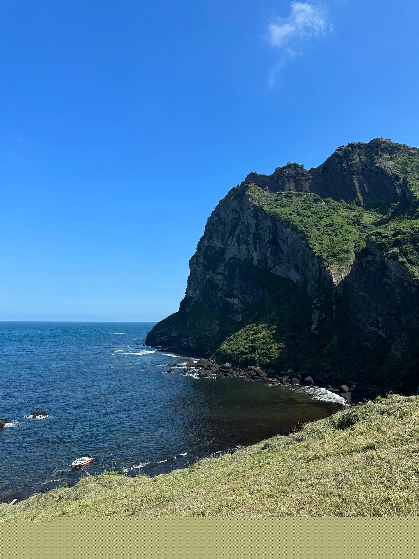 
                        城山日出峰超美…無濾鏡走的免費通道??一條小路上去猛拍 隨便出片#濟州島旅行 #城山日出峰 #無美顏無濾鏡 #海邊風光 #韓國旅游 #自然美景