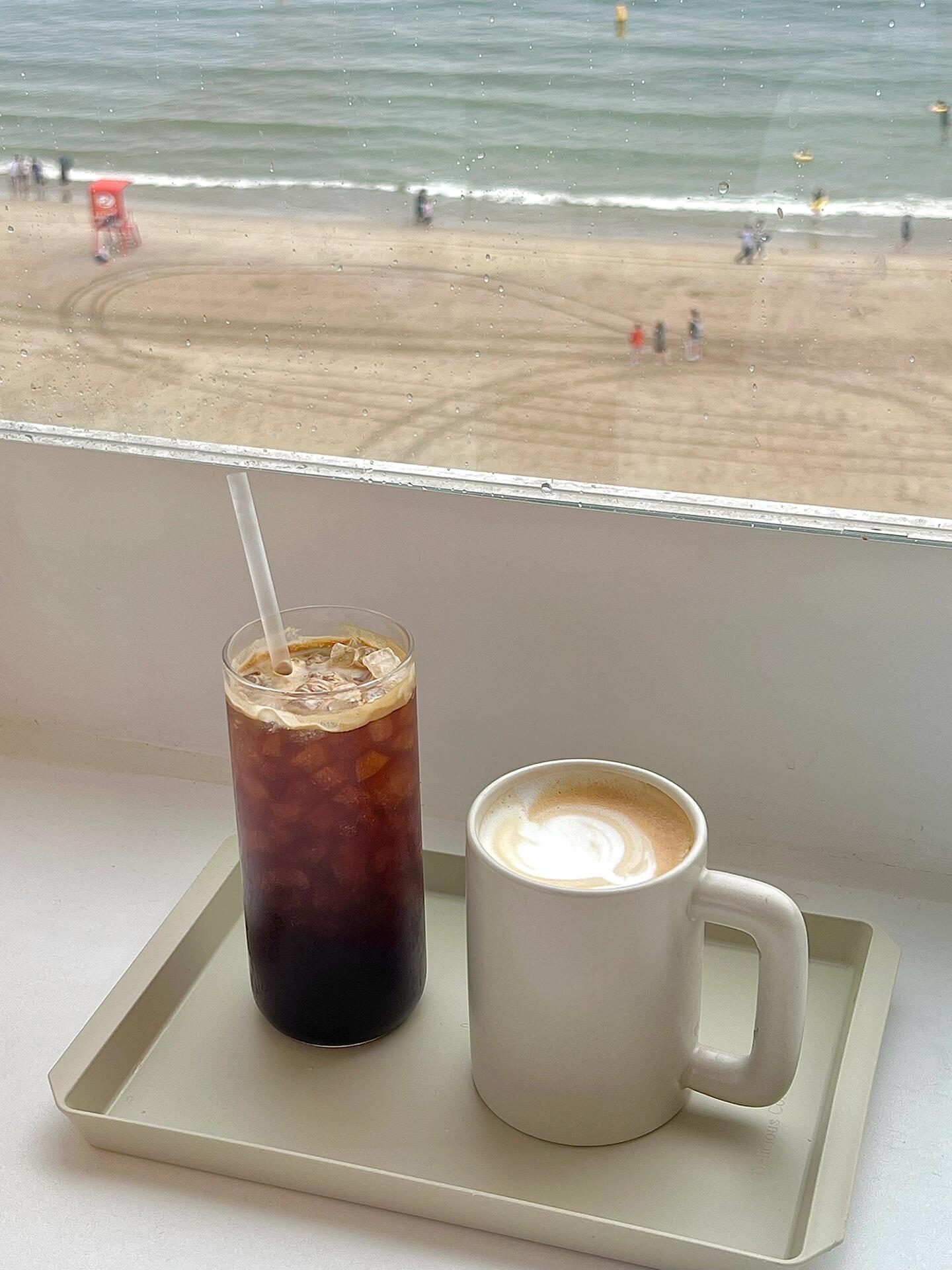 
                        釜山????廣安里絕美海景落地窗咖啡廳！雖然今天下雨，海面灰蒙蒙的沒有藍色，但坐在落地窗前看著雨滴發呆，真的超級治愈～落地窗外就是沙灘???和大海??，想象一下晴天的景色該有多美！#釜山咖啡廳 #廣安里 #廣安里大橋 #廣安里海水浴場 #釜山 #釜山海景 #釜山旅行 #釜山攻略 #釜山廣安里 #釜山海邊咖啡廳 #廣安里咖啡廳
