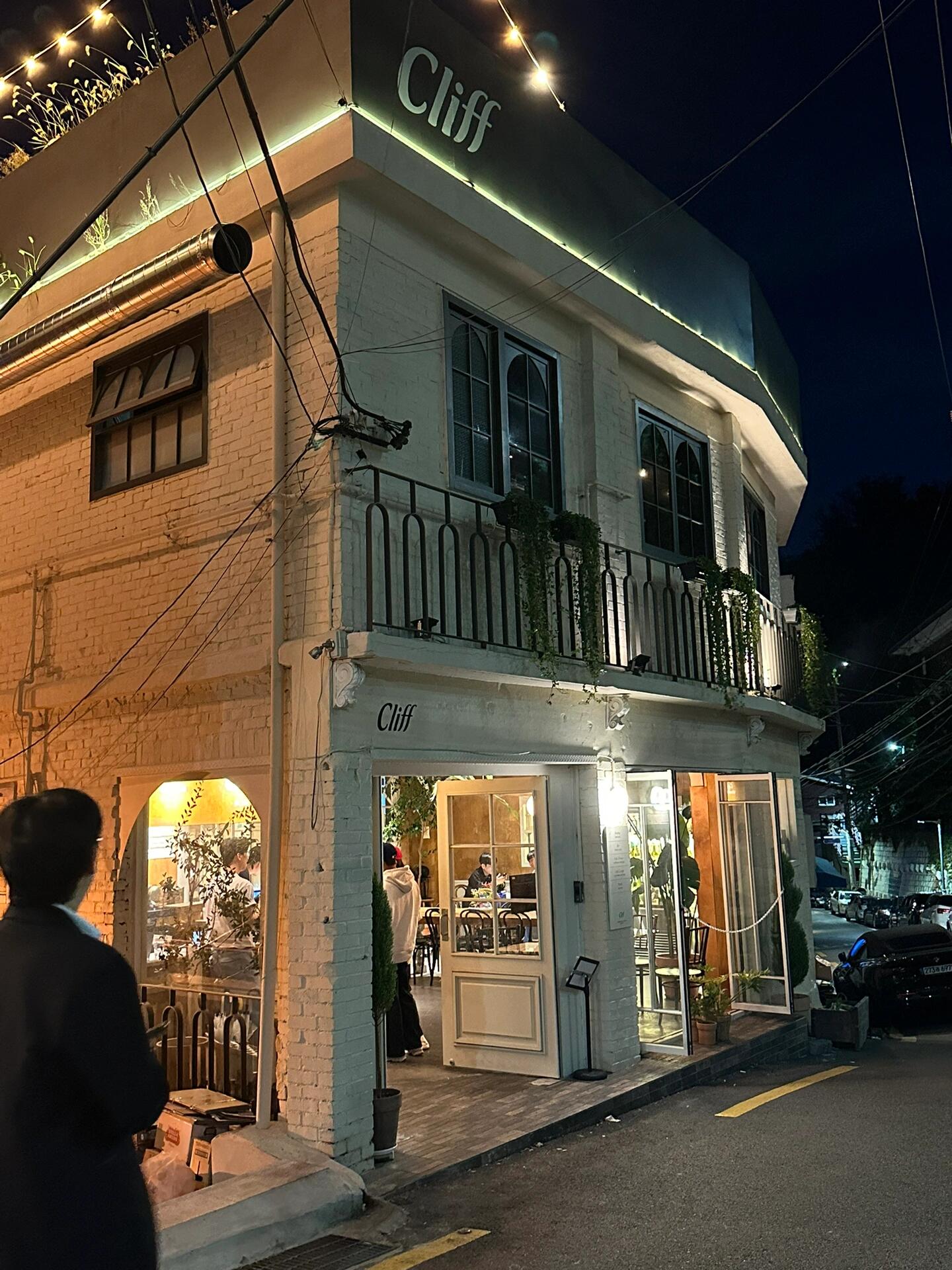 
                        首爾夜景Rooftop Bar推薦位于解放村的這家Rooftop Bar，走幾步就能到南山。我本來想去的是??moonee，但到的時候已經沒有位置了。幸運的是，旁邊幾家店鋪之一的Cliff也非常不錯，服務態度超好！一樓點餐后可以去外面陽臺坐，但強烈建議去二樓點酒，這樣就能拍到圖一的美景啦！早點去還能拍到夕陽哦～他們家的食物也超級美味！#首爾 #韓國 #首爾夜景 #首爾南山塔 #首爾旅行 ????