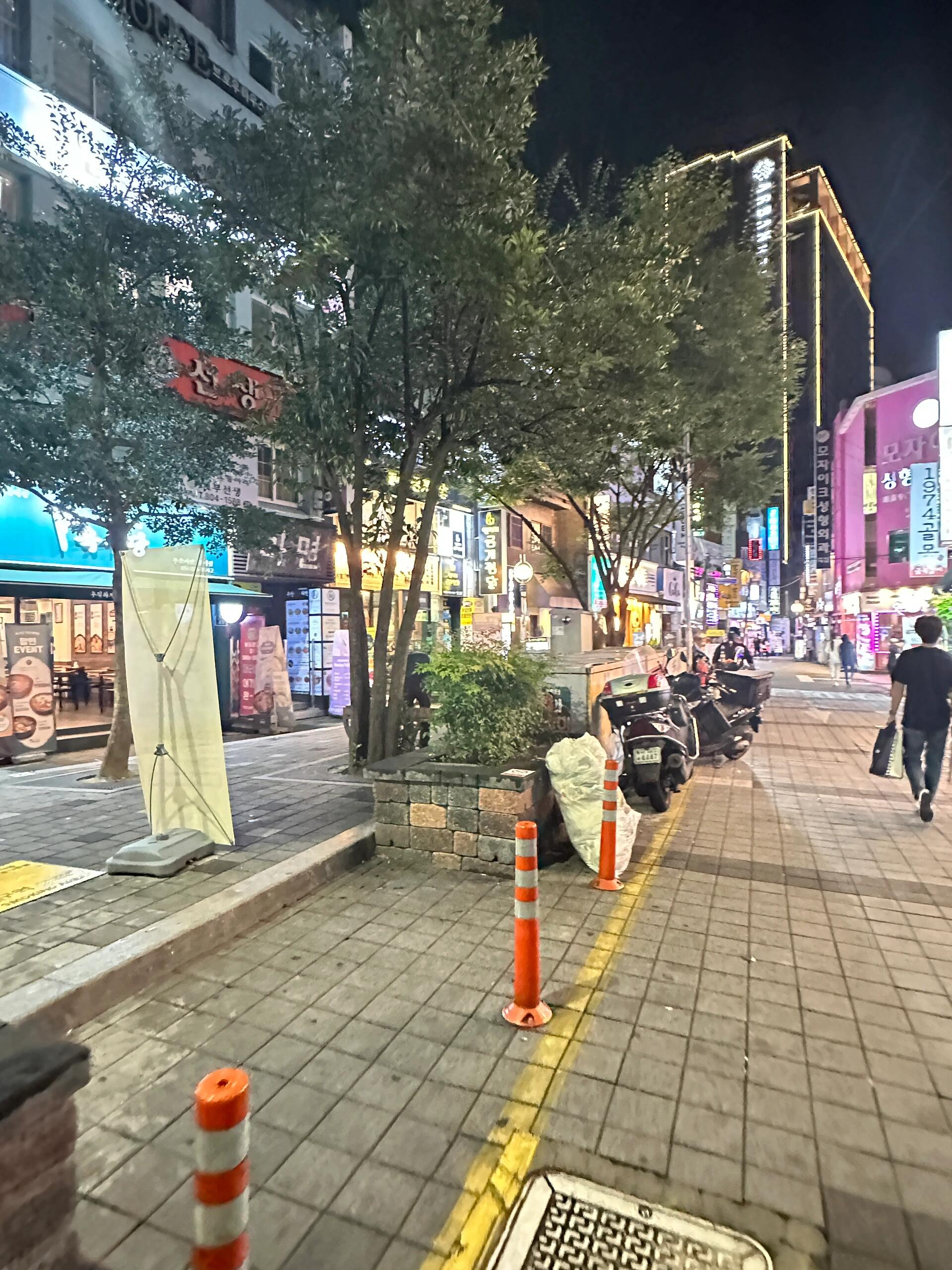 
                        請(qǐng)問(wèn)釜山不愛喝酒，晚上可以干嘛？吃的很飽了- 晚上想逛逛- 不愛喝酒- 哪里好玩今天的西面沒(méi)有那么熱鬧了哈哈哈歐巴歐尼都變少了#釜山旅行 #釜山攻略 #釜山西面 #韓國(guó) #十一假期快樂(lè)碎片 #筆記靈感 #今日快樂(lè)今日發(fā)