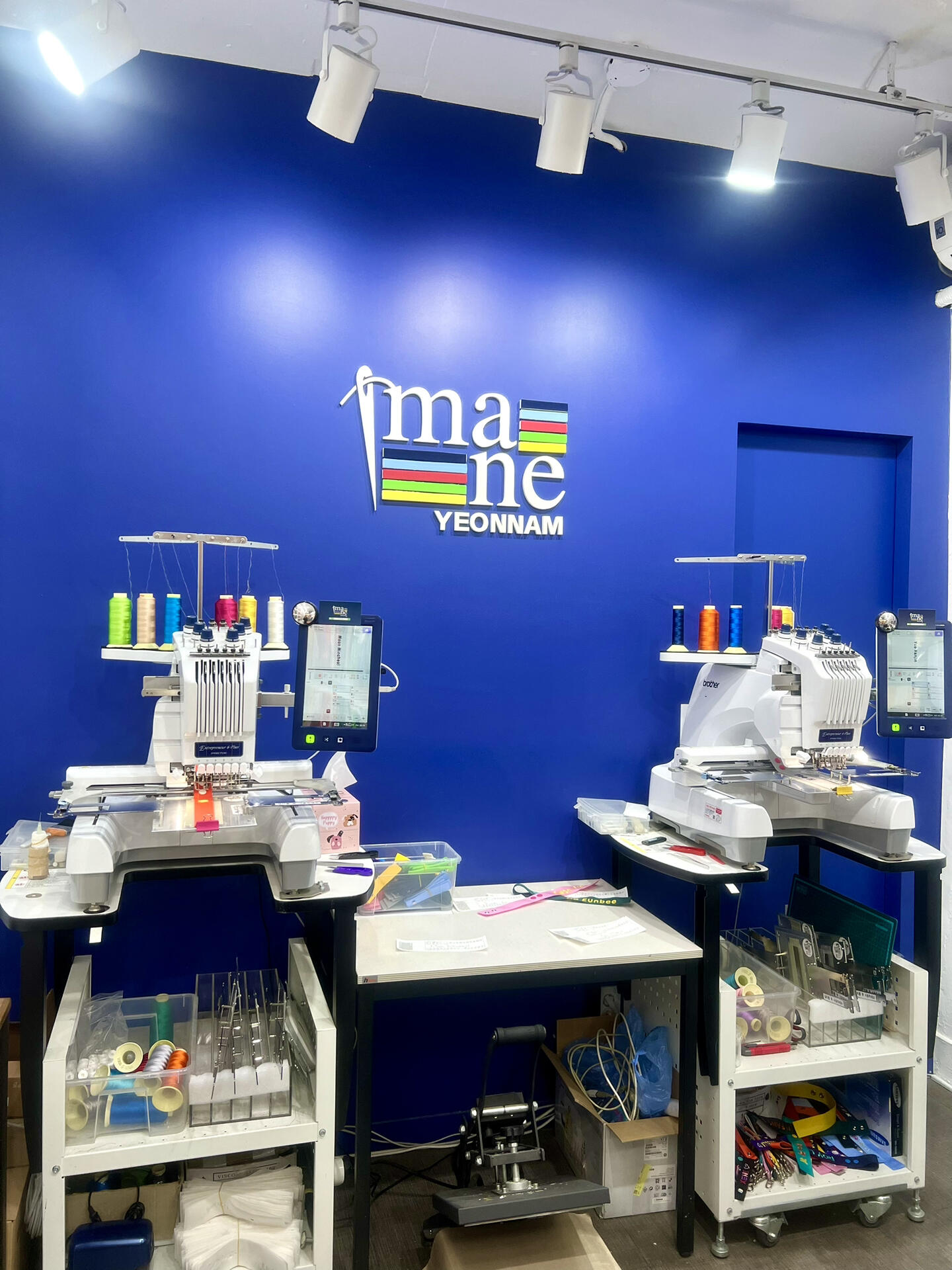 
                        弘大????打造專屬你的刺繡姓名條??探索弘大時(shí)，別忘了打卡這家店，定制獨(dú)一無(wú)二的姓名條??選擇字體、顏色、表情符號(hào)、尺寸等，全都由你來(lái)定制，我就挑了個(gè)適合掛在行李箱的尺寸～制作大約需要30分鐘，可以趁這個(gè)時(shí)間在弘大周圍逛逛，之后回來(lái)取??讓你的行李箱與眾不同，這樣的姓名條怎能錯(cuò)過(guò)????店鋪名稱: ???? ??地址: ?? ??? ???19? 22-25營(yíng)業(yè)時(shí)間: 11:00-21:00公休日：星期四??如果需要地陪服務(wù)，請(qǐng)私信??#韓國(guó)日常 #韓國(guó)美食 #首爾美食 #首爾探店 #首爾生活 #吃貨在首爾 #韓國(guó)工作 #韓國(guó)旅游 #首爾旅游 #韓國(guó)自由行 #首爾自由行 #韓國(guó)私人地陪 #首爾地陪翻譯 #韓國(guó)地陪翻譯 #韓國(guó)包車 #首爾包車自由行 #首爾包車 #韓國(guó)導(dǎo)游翻譯 #韓國(guó)翻譯 #定制姓名條 #弘大探店 #弘大購(gòu)物 #弘大姓名條