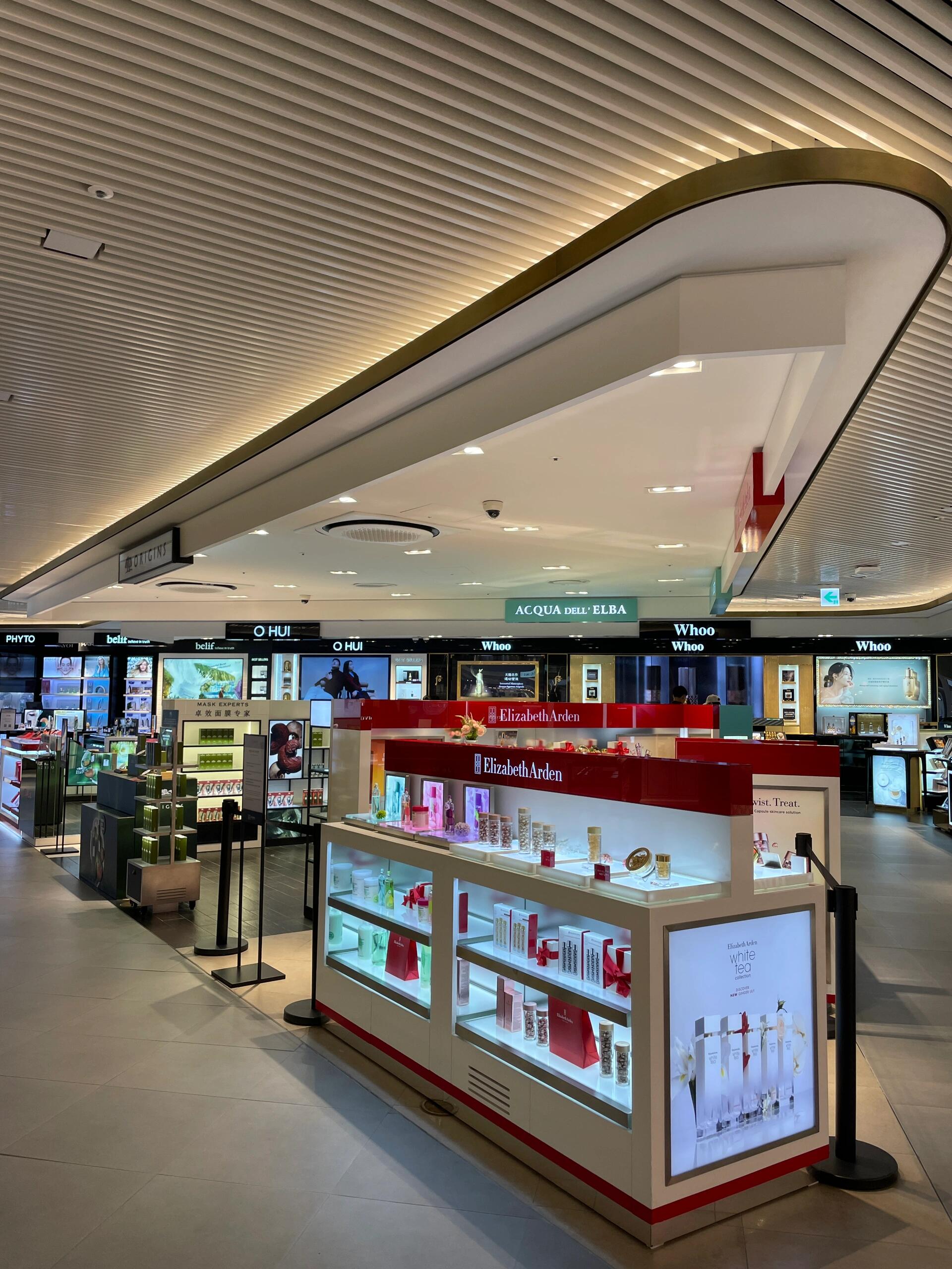 
                        韓國烏托邦|現代百貨免稅店|快閃店領????趕緊來東大門現代百貨免稅店??領取BYCOLOR的牙膏牙刷吧！在13樓的會員服務臺附近，BYCOLOR的快閃店正在舉行活動，他們的牙膏牙刷不僅好用，顏值也超高哦！活動時間：9.14~10.20???順道在13樓注冊成為會員，別忘了在1樓領取通票傳單哦，里面有東大門主要購物場所和DDP的優惠券，可以??領取禮物。還有奢奢腕表的40%優惠券（會員還能享受額外的特別折扣呢）。在免稅店購物后，還可以在現代奧特萊斯免費享用甜點、面包和韓國傳統飲料甜米露，甚至有機會免費獲取環保購物袋！????現代百貨免稅店絕對是購物的好去處，國際品牌和韓國本土品牌應有盡有，從化妝品到奢侈品，從衣服到食品，從兒童用品到各種小物件，一應俱全。地理位置極佳，周圍是各種景點，交通也超級便利，多條地鐵線路（1號、2號、4號、5號線）都能直達！??在13樓會員服務臺，你還可以欣賞到東大門DDP的全景，美不勝收！8樓還有戶外休息空間，可以一邊休息一邊享受東大門的美景，逛累了就來這里放松一下吧！??地址：?? ?? ???? 275, ???? 6~13???地鐵：2/4/5號線 東大門歷史文化公園站(?????????) 14號出口1/4號線 東大門站(???)8號出口?營業時間：11:00 ~ 22:00#韓國旅游 #韓國購物 #韓國免稅店 #現代免稅店 #現代百貨免稅店 #韓國熱門地 #首爾旅游 #首爾購物 #江北旅行 #韓國江北 #韓國東大門 #東大門購物#倍彩樂 #牙齒美白 #BYCOLOR