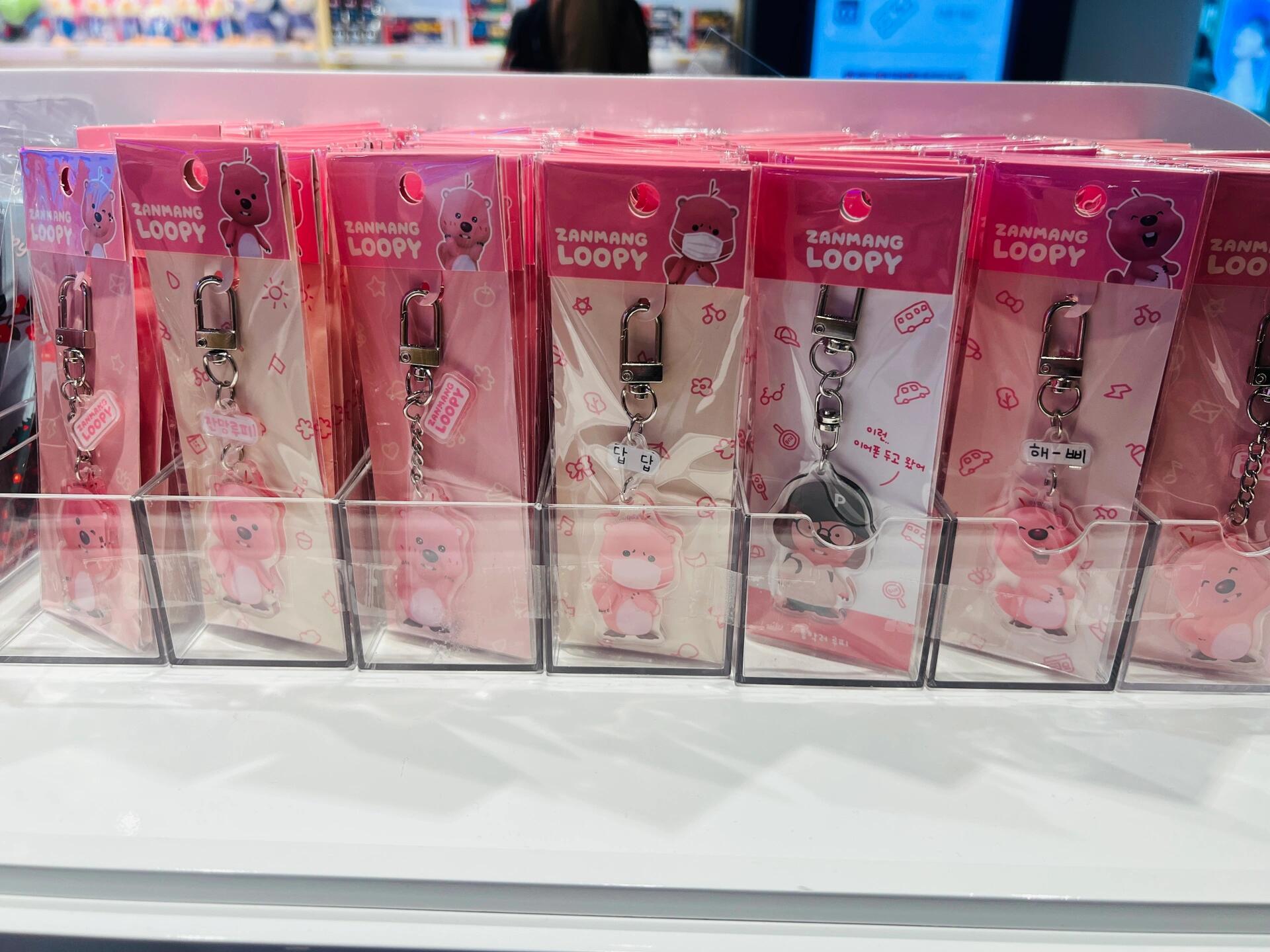 
                        仁川T1航站樓Loopy隨便買五號安檢口出來附近就是Loopy店鋪啦！就在右手邊，超明顯的一片粉色??。價格都很親民，付款方式也超級方便??。而且沒有限購或者數量要求哦！不過有些??款已經賣斷貨了，大家要抓緊時間啦！這里絕對是出境必打卡地之一！#創作靈感 #Loopy #Loopy周邊 #仁川機場 #韓國仁川機場 #韓國出境 #韓國免稅店 #韓國機場免稅店