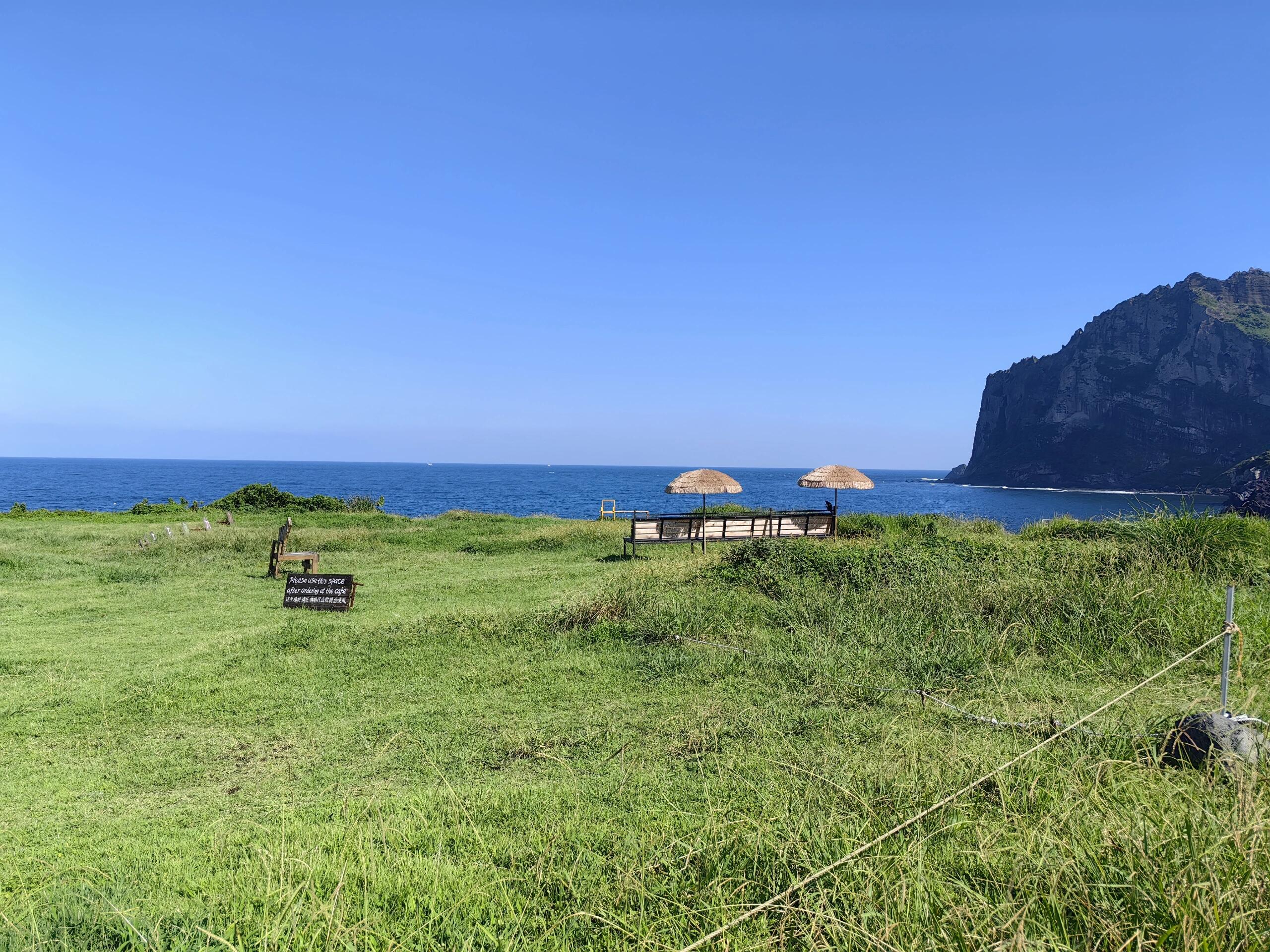 
                        城山日出峰探索之旅?#城山日出峰 ?? 沒有上去的遺憾？不用擔(dān)心！從牛島出來后，直行就會(huì)發(fā)現(xiàn)一條被自然風(fēng)光包圍的土石小徑，它會(huì)引領(lǐng)你直達(dá)日出峰的頂端。沿途不僅景色宜人，還有那些可愛的小咖啡店?和完美的拍照點(diǎn)??。想象一下，在那些小椅子上坐下，享受一刻的寧靜，遠(yuǎn)眺美景，簡(jiǎn)直是一種享受！走走停停，每一步都充滿了發(fā)現(xiàn)的樂趣和美的欣賞。不來一趟怎能甘心？???♂????♀?