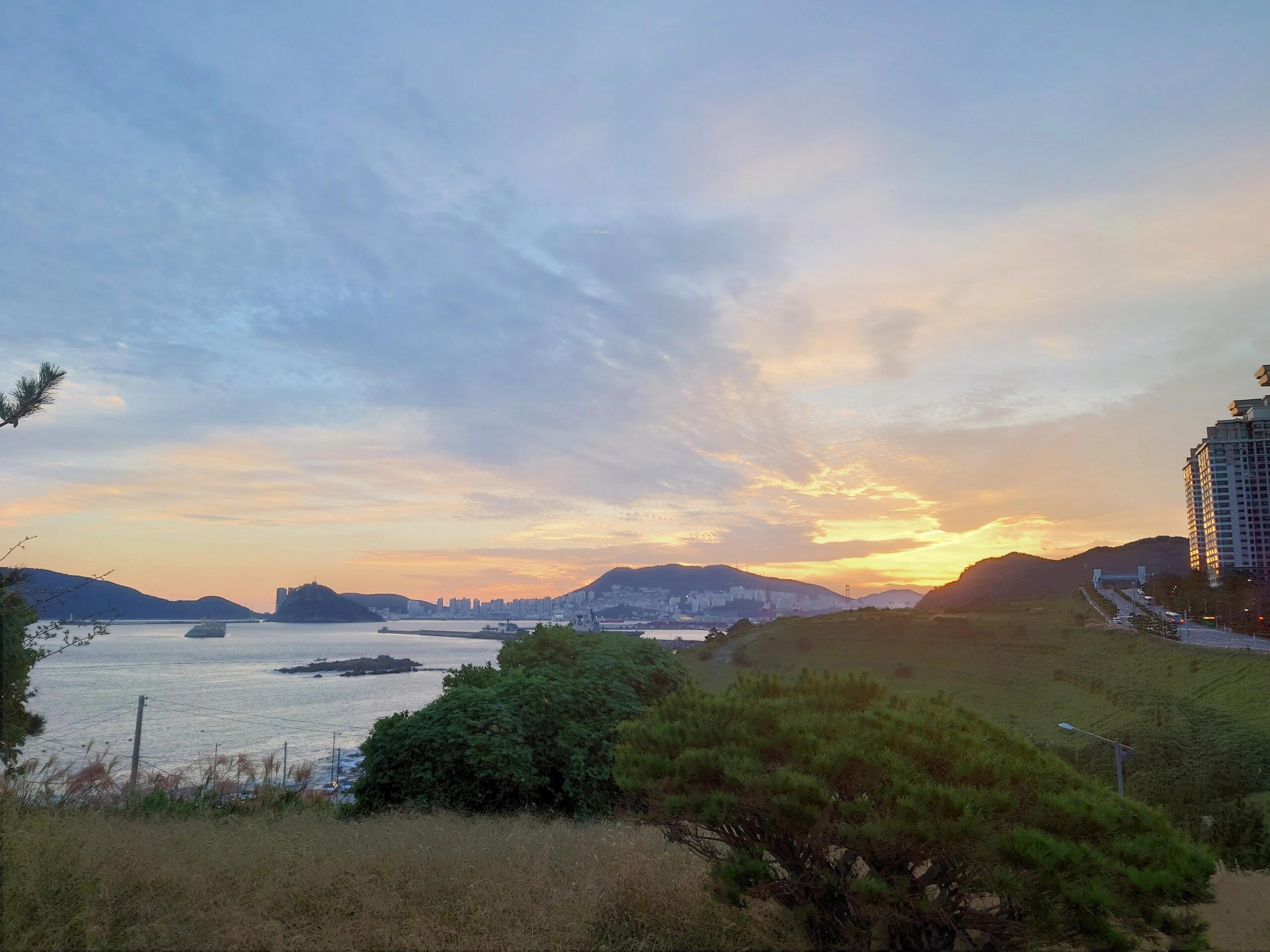 
                        釜山自由行Day 4二妓臺(tái)：?????五六島：?????二妓臺(tái)和五六島是來釜山必去的景點(diǎn)！建議挑個(gè)晴天去哦??。二妓臺(tái)推薦走沿海棧道，雖然有點(diǎn)累，但風(fēng)景超美，絕對(duì)值得！比白淺灘、甘川文化村、青沙浦等地好太多了，拍照特別出片??。#釜山 #釜山旅行 #釜山行 #韓國(guó)自由行 #釜山二妓臺(tái) #韓國(guó)五六島