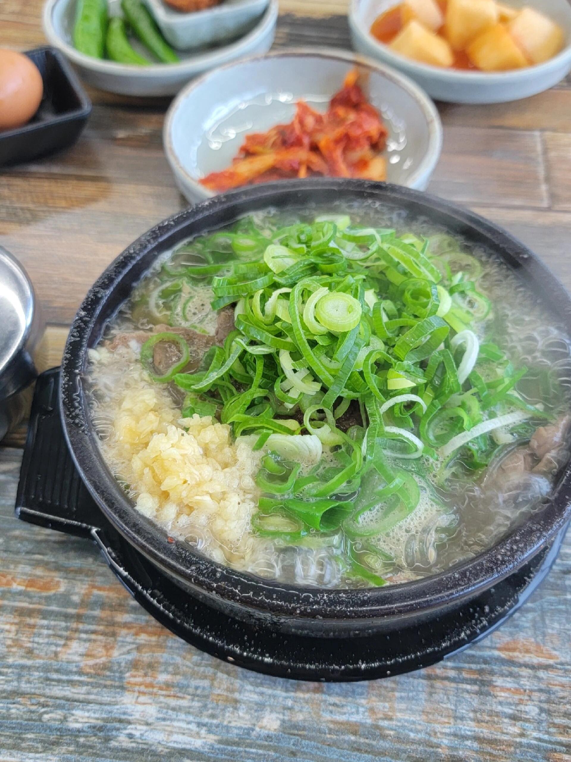
                        濟(jì)州島西歸浦市牛肉湯飯西歸浦偶來市場(chǎng)真心沒什么好逛好吃的，市場(chǎng)門口坐623路公交車坐八站，來這里吃湯飯吧！店里只有一個(gè)菜，超級(jí)推薦！??#走街串巷找美食 #西歸浦美食 #西歸浦 #湯飯 #韓國(guó)美食 #濟(jì)州島美食 #韓國(guó)旅行 #美食探店