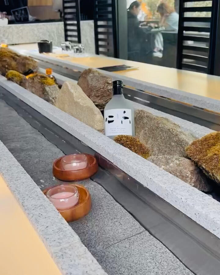 
                        ????韓國(guó)人強(qiáng)烈推薦的韓式酒館！發(fā)現(xiàn)了一家超高級(jí)的韓式dining酒館，酒從上面漂下來真的太有趣了，菜品也超級(jí)美味！雖然還在試營(yíng)業(yè)階段，但已經(jīng)吸引了很多人，大家趕緊去打卡吧！這家酒館真的超有儀式感，超喜歡！??????~6/4試營(yíng)業(yè)（試營(yíng)業(yè)期間周一休息）?12:00-23:00（15:00-17:00休息時(shí)間）???? ??? 70? 10-3#韓國(guó)美食 #韓國(guó)探店 #韓國(guó)酒館 #首爾探店 #首爾美食 #首爾餐廳 #酒館 #周末探店 #韓國(guó)生活 #韓國(guó)旅行 #首爾旅行 #韓國(guó)日常 #留學(xué)韓國(guó)