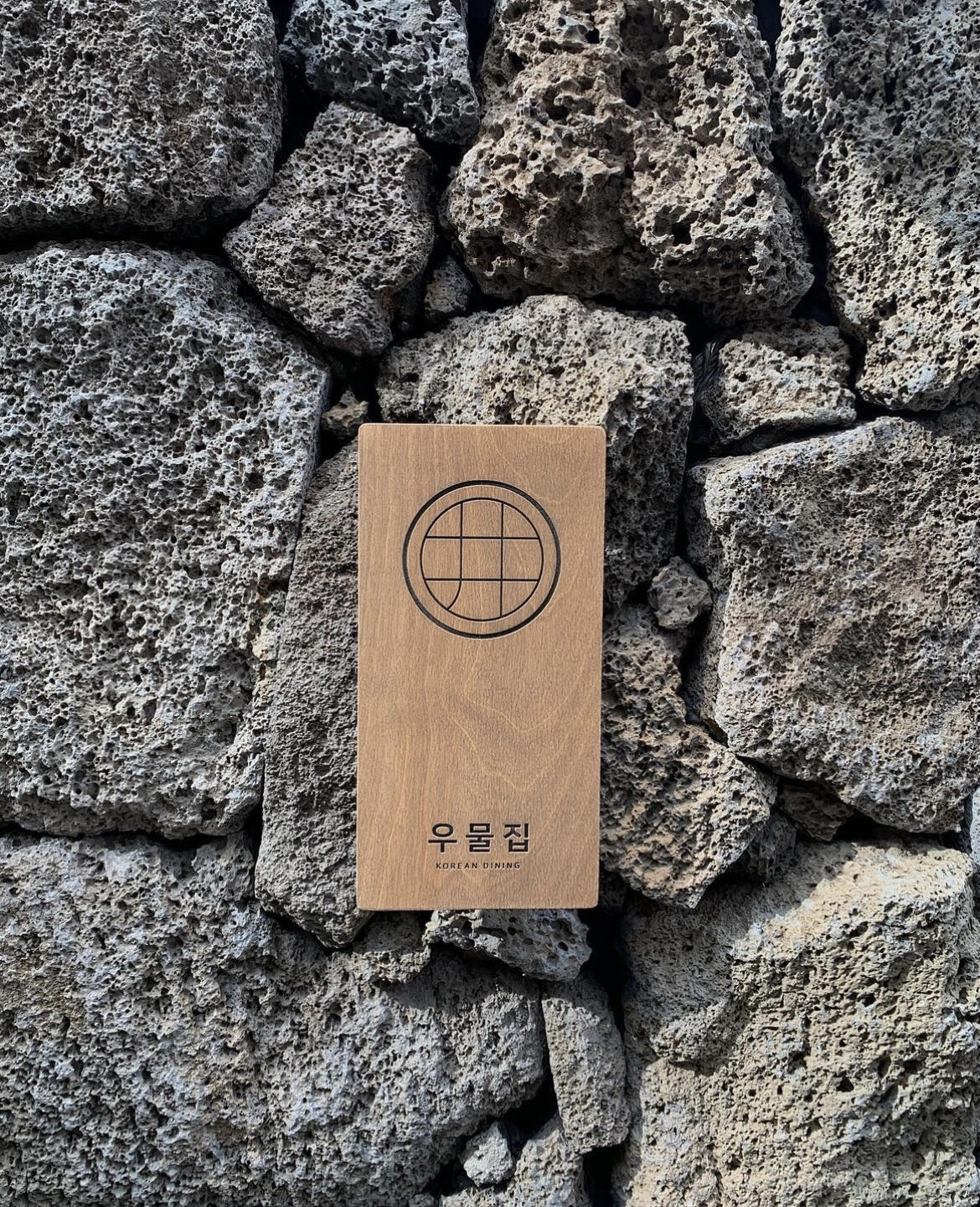 
                        ???? 鐘路區(qū)的絕美韓式餐廳體驗(yàn) ???今天要分享的是去年末新開的一家韓式餐廳，短時(shí)間內(nèi)在首爾成為了熱門打卡地點(diǎn)！?? 記得要提前預(yù)約哦！這家餐廳以烤韓牛胸口肉聞名，還有營(yíng)養(yǎng)滿滿的電壓鍋飯和美味的韓牛肉湯鍋，非常適合午餐時(shí)光。???? 而且，這里還有正宗的韓國(guó)傳統(tǒng)酒，晚餐時(shí)分來上一杯，氣氛絕佳。?? 特別推薦他們的西紅柿鍋，味道超級(jí)棒！店內(nèi)裝潢讓人感到心情愉悅，無論是外觀、入口還是室內(nèi)裝修，都展現(xiàn)了精致的傳統(tǒng)韓式風(fēng)格，滿滿的用心藝術(shù)。?? 盡管去年年末才開業(yè)，但已經(jīng)成為韓國(guó)的熱門之選，所以記得要在naver上提前預(yù)約，不然可能要等很久哦！?? 人均消費(fèi)：3～4萬韓幣?? 營(yíng)業(yè)時(shí)間：11:30～21:00（下午3點(diǎn)到5點(diǎn)是休息時(shí)間）?? 地址：?? ??? ??? 200???? 店名：???翻譯服務(wù)完備！???#首爾美食 #韓國(guó)美食體驗(yàn) #首爾旅游必吃 #韓式料理 #浪漫約會(huì)餐廳 #隱藏版美食地 #氛圍滿分餐廳 #周末新發(fā)現(xiàn) #首爾美食探店 #韓國(guó)生活風(fēng)情 #首爾美食探秘 #首爾旅行美食 #吃貨的首爾之旅 #鐘路區(qū)美食推薦 #韓國(guó)日常美味