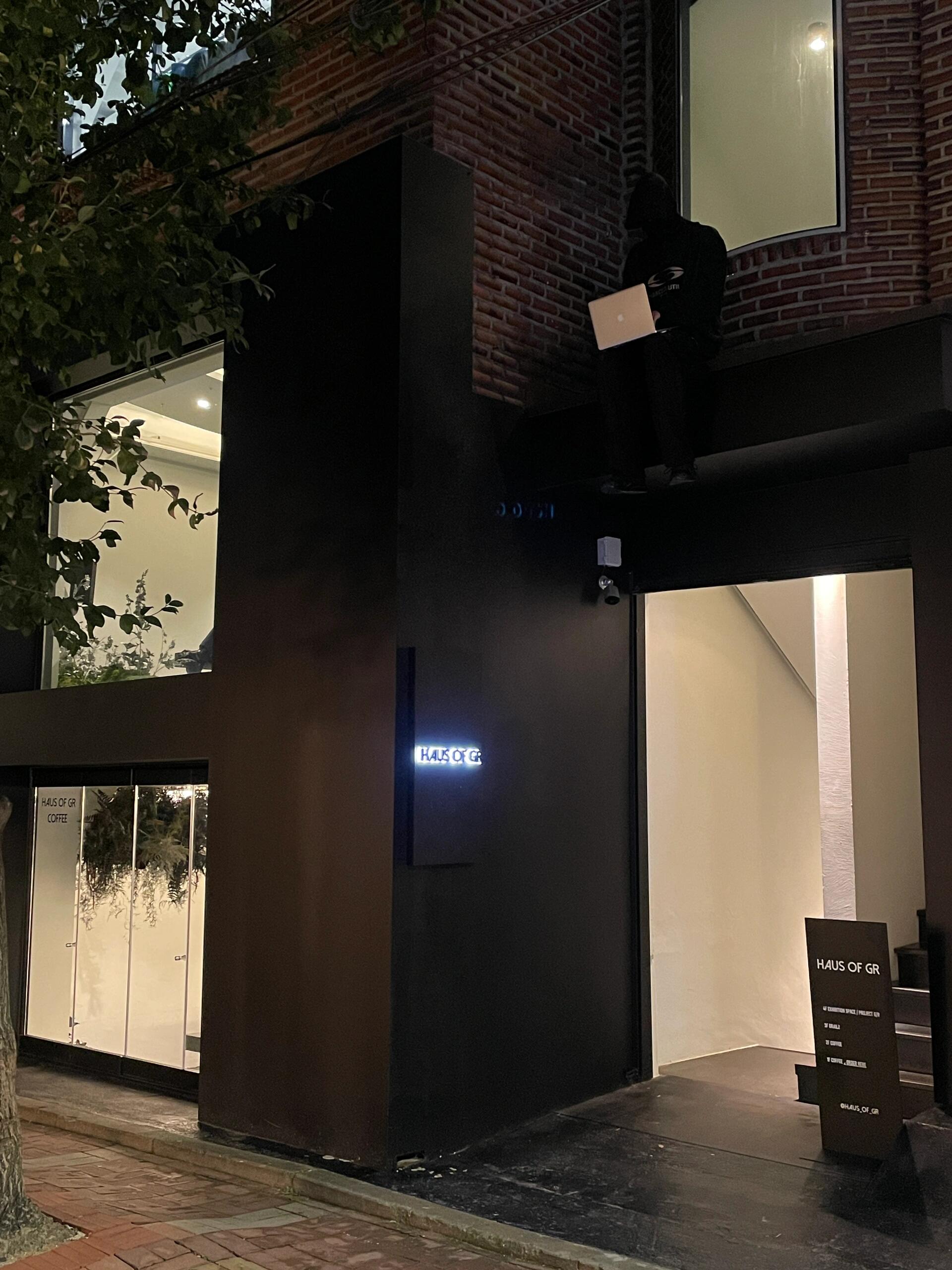 
                        ????圣水探店|??? ?? ??????首爾林有一家超擺爛風(fēng)的咖啡廳，簡(jiǎn)直是懶人天堂！這家店有四層，1、2層是咖啡廳，3、4層是衣服店。聽店員說，10月7號(hào)開始售賣衣服，感興趣的小伙伴可以去看看哦！老板超級(jí)貼心，準(zhǔn)備了中文菜單。我點(diǎn)單的時(shí)候，老板還特意問我翻譯得對(duì)不對(duì)，真的超可愛！后來老板還送了我兩塊費(fèi)南雪，幸福感爆棚！??地址：???2? 20-1??營(yíng)業(yè)時(shí)間：12:00-19:00（每周一休息）#探店 #韓國(guó) #跟我來探店 #COTD咖啡探店 #圣水探店 #圣水洞探店 #首爾探店 #圣水洞 #首爾 #首爾林 #首爾林探店 #首爾林咖啡店 #首爾林咖啡廳 #韓國(guó)首爾林 #首爾林周末