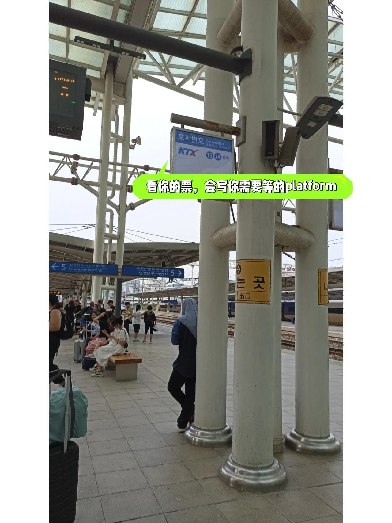 
                        ????首爾??釜山KTX攻略買票方式??幾種? 網(wǎng)上購買 - 通過Korail官網(wǎng)或Trip.com購買價(jià)錢方面差別不大，除非你在Trip.com有優(yōu)惠券。網(wǎng)上買票后，無需再去柜臺(tái)驗(yàn)證，直接可以進(jìn)站。? 線下購買 - 前往首爾站，在柜臺(tái)購買。Korail官網(wǎng)和柜臺(tái)買的票價(jià)都是KRW 59800。網(wǎng)上買的票會(huì)因?yàn)閰R率的關(guān)系稍貴一些。但如果到站才買，有些時(shí)段的票可能會(huì)售罄，只能買站票。曾經(jīng)試過2.5小時(shí)站在火車?yán)铮娴暮芾邸Ｋ跃W(wǎng)上買票會(huì)更保險(xiǎn)一些。有了??，可以在入口處查看你需要在哪個(gè)軌道等車。等待??的時(shí)候，附近有賣一些食物：kimbap、??、??，可以帶上KTX吃。進(jìn)入軌道后，??上會(huì)寫明你的平臺(tái)和座位號(hào)。走到你的平臺(tái)等候火車，火車到站后就可以上車了。KTX的時(shí)間非常準(zhǔn)時(shí)，到點(diǎn)就發(fā)車。建議提前20分鐘到達(dá)。KTX里，工作人員不會(huì)檢票，但會(huì)巡邏確保乘客安全。2.5小時(shí)后，就到美麗的釜山啦！#釜山 #首爾旅行 #釜山旅行 #韓國(guó)旅行攻略 #釜山火車站 #釜山KTX #首爾站KTX