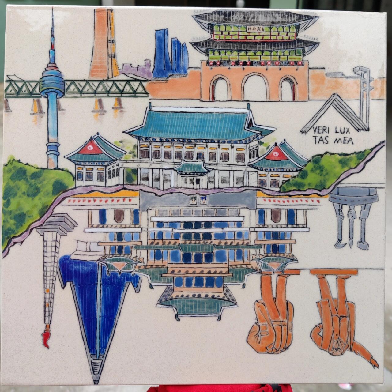 
                        ?? 釉下瓷板：半島韓風(fēng)藝術(shù)之旅 ????探索這幅充滿深意的釉下瓷板畫，它被賦予了眾多名字，如「三八線」、「海市蜃樓」、「一島兩制」、「半島」、「倒影」、「隔絕」、「兩極」...每一個(gè)名稱都映射出這片土地的復(fù)雜情感與歷史糾葛。然而，朝鮮部分的描繪，暗沉的色調(diào)透露出一絲失望。燒制的結(jié)果并未達(dá)到我的預(yù)期。在藝術(shù)的世界里，每一次嘗試都是一次新的旅程，不是嗎？?????#陶瓷 #瓷版畫 #韓國(guó)風(fēng)情 #光化門之美 #青瓦臺(tái)的故事 #柳京飯店的回憶