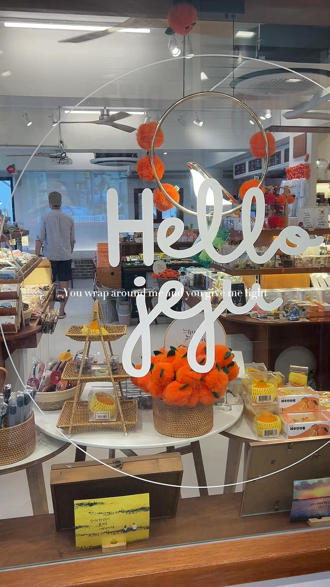 
                        Hello Jeju！探索濟(jì)州島的美麗角落???已經(jīng)整整一個(gè)月沒有踏上濟(jì)州島的土地了，那里的自由自在令人難以忘懷??因?yàn)橛泻芏嗯笥押闷嫖以跐?jì)州島的足跡，這次就來分享我的旅行日記吧！??Day 1: 抵達(dá)濟(jì)州島，下午入住了陽光滿滿的酒店（前臺(tái)小哥竟然有點(diǎn)金宇彬的感覺！??），然后直奔涯月邑-保健路去探險(xiǎn)。提醒一下，那里的水蟑螂特別多，別太專注于崖邊的石頭，不然會(huì)看到一大群蟑螂，超級(jí)嚇人的！??Day 2: 前往西歸浦，體驗(yàn)了當(dāng)?shù)氐拈僮愚r(nóng)場(chǎng)，還逛了西歸浦偶來市場(chǎng)。Day 3: Snoopy Garden之旅，接著去了月汀里放松心情。Day 4: 帶著滿滿的回憶，結(jié)束這次旅程。在濟(jì)州島，隨處可見的石頭老爺爺，他們?cè)诋?dāng)?shù)厝诵闹械牡匚粺o比崇高，就像是西方的圣誕老人或中國(guó)的福祿壽三星，都是人們美好愿望的象征。聽說，左手在上的石頭老人代表武官，右手在上的則是文官。摸一摸石頭老爺爺，說不定能帶來好運(yùn)氣哦！??這次的行程很隨性，沒有太多的束縛，就是要吃得開心，買得暢快，玩得盡興，拍得滿意。這段旅程，是一串串美好的記憶珍珠??#韓國(guó)濟(jì)州島 #濟(jì)州島陽光酒店 #涯月邑 #月汀里 #西歸浦 #西歸浦偶來市場(chǎng) #西歸浦橘子農(nóng)場(chǎng) #SnoopyGarden #濟(jì)州島旅行 #濟(jì)州島石頭老爺爺 ?????????????