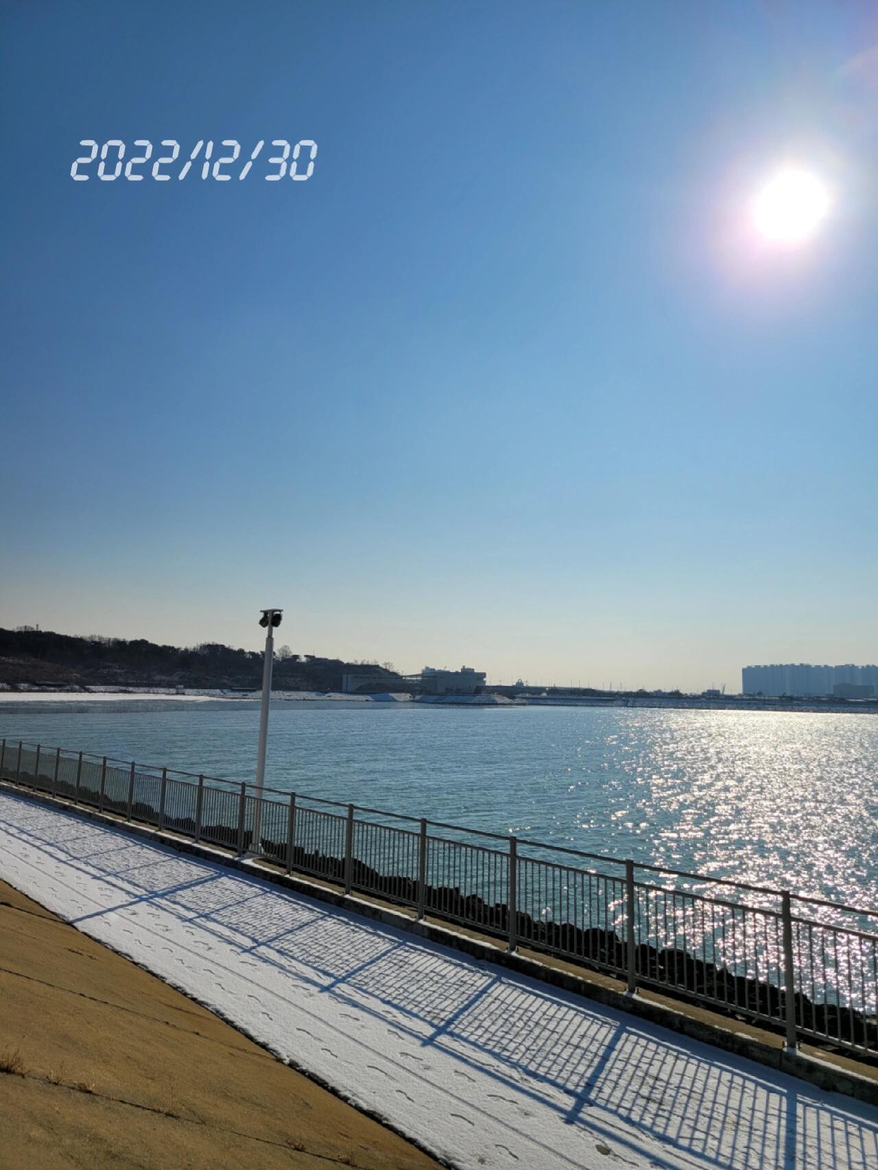 
                        仁川烏耳島西海最美冬日2022年只剩下三天，29號(hào)這天我來到了近郊的仁川，開始了一個(gè)三天兩夜的短途旅行????。第一個(gè)晚上就下雪了，雖然氣溫不算太低，但濕度較高，積雪留在路上，拍到了超美的西海美景????。?? 首爾近郊可以搭地鐵就到的，看得到海的地方，就是仁川西海一帶。第一晚住在4號(hào)線???附近的???????，第二晚則在???????。吃不完的烤貝殼和生魚片等海鮮，雖然天氣寒冷，但晴朗的天氣讓我們有充足的時(shí)間在外面活動(dòng)????????。這次旅行真是太棒了，完美的年底，難忘的三天兩夜??????。#仁川 #仁川烏耳島 #烏耳島 #仁川旅游 #仁川旅游攻略 #韓國(guó)旅游 #2022 #2023