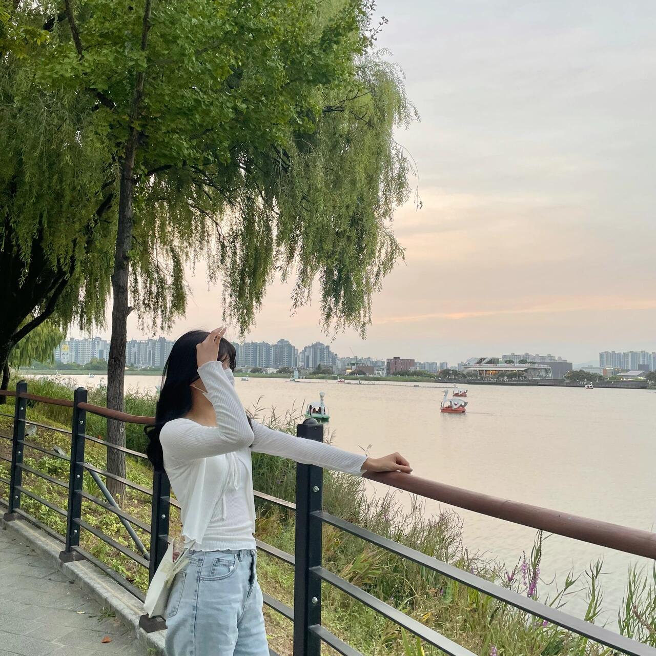 
                        探索大邱的完美一日游?????? ?????/ 位于地鐵????站附近，店內(nèi)裝潢超級(jí)可愛，蛋糕美味至極，絕對(duì)不會(huì)讓你失望！???? 達(dá)城公園/ 從咖啡廳漫步過來，這里好像是泰亨曾經(jīng)光顧的公園～公園面積寬闊，散步起來格外愜意?????♀?里面還有個(gè)小動(dòng)物園，秋天的時(shí)候來訪，景色一定更加迷人???? 壽城池/ 傍晚時(shí)分的必訪景點(diǎn)！隨手一拍都是美景??原本是沖著噴水秀來的，可惜等到了晚上8點(diǎn)也沒開始，不清楚當(dāng)天為何取消了，真是遺憾～??下次再來試試運(yùn)氣吧???#韓國(guó) #大邱 #大邱旅游 #大邱探店