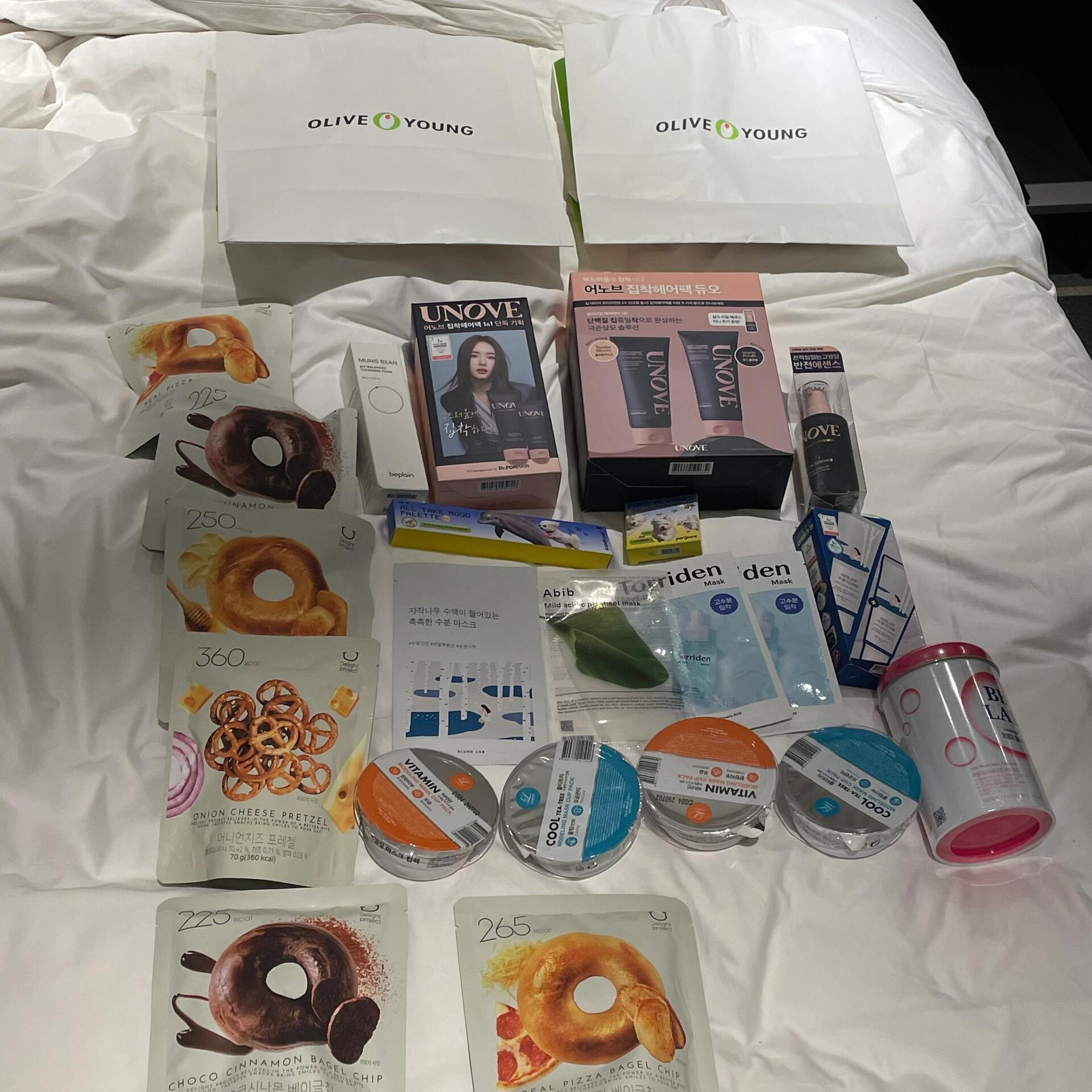 
                        ??一句韓語不會勇闖韓國確實是不追韓娛，沒看過韓劇，一句韓文不會，英語也不咋地。六天親測下來，有點問題，但也能過，全靠運氣遇到中國店員??DAY1 無錫??仁川，落地后排隊過關，領行李大概一個小時，人很多。在機場買了電話卡，五天25000。工作人員英韓交雜，我們一點都聽不懂，急得一身大汗，連比劃帶猜終于弄完。工作人員很貼心會裝好卡，設置好給我們。這個卡也可以用作tmoney交通卡（我們六天每個人大概用了30000。地鐵一個半小時到首爾，直達。我們住在忠武路g3，很方便，樓下就是便利店和地鐵站。DAY2 明洞換錢，建議多少幾家匯率比較一下，180左右。弘大，圣水洞（土豆脊骨湯賊好吃，有很多中國大姨，點餐方便。我朋友追星，去了很多專輯店，公司啥的，蠻遠的。弘大有非常多拍大頭照的，5000兩張，可以試試。DAY3 韓屋村，全是坡！！！一定要穿雙舒服的鞋。中午打卡了廣藏市場的富村生牛肉，章魚。很新奇的口感，也不貴，算在韓國吃的比較好吃的一頓。下午在漢南洞逛。找了mardi emis，一些網紅店（店小衣服少人多，很多沒貨，貴，T恤一件在50000左右。朋友喜歡seventeen，就特點去排了那家烤肉店，人特別多，排了近一個小時，但是！！很貴很難吃！每個人必須點一份肉，一份肉又特別少。傍晚趕去漢江，夕陽很美，風也很舒服。后面兩天我朋友去看演唱會，就幾乎沒咋逛。打卡了弘大的烤牛腸，也很貴，一個人必須一份肉。好吃，但會膩。總結，韓餐都一般，我覺得只有湯飯是想再吃的，其他都膩，且！！韓國的飲料齁齁齁甜，看了小紅書，在便利店買了好多，全部踩雷，就沒有不甜的。也不要在咖啡店點果茶飲料，齁甜，不能調糖度。景點就更沒啥了，購物也不便宜，olive young買了一千多??#韓國 #韓國旅游