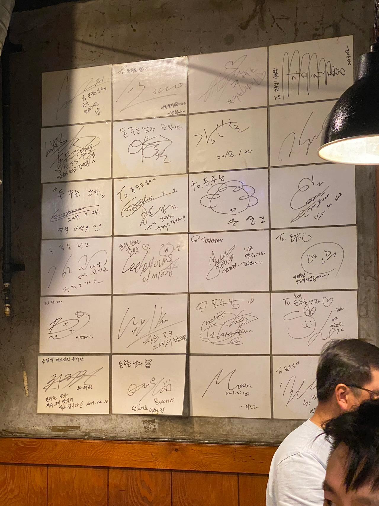 
                        ????｜韓國烤肉天花板，真的名不虛傳！！！韓國朋友帶我打卡這家烤肉店！位于弘大，不，是首爾烤肉界的天花板！這家絕對是TOP1！！！只選用當天直送的濟州島帶皮黑豬肉！肉質鮮嫩緊實，烤過的皮超級有嚼勁蘸上秘制醬料，包著蘇子葉和蒜片再配上一筷子濟州島風味泡菜一大口下去，簡直滿足到飛起！！！對了，這里的烤肉是由服務員幫忙烤哦！超級貼心#韓國 #韓國旅游 #首爾 #烤肉 #美食探店 #濟州島