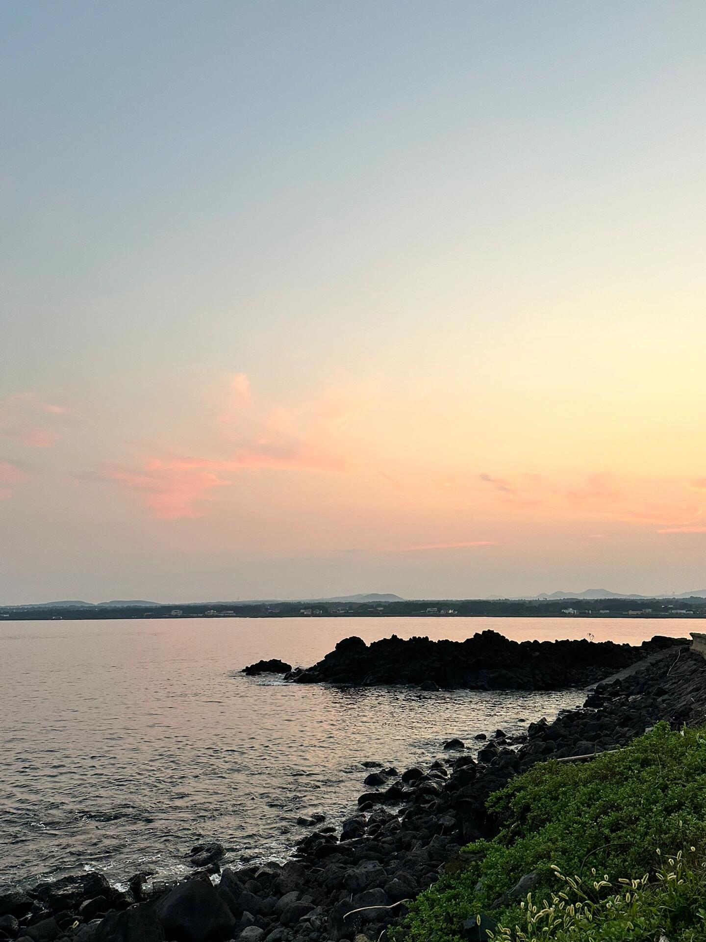 
                        Jeju nature day 1-3四天的濟州島之旅，拍了超過800張照片??天空和大海的色彩就像棉花糖和咸蛋黃，美得不可思議！#濟州島 #西歸浦 #牛島 #涉地可支