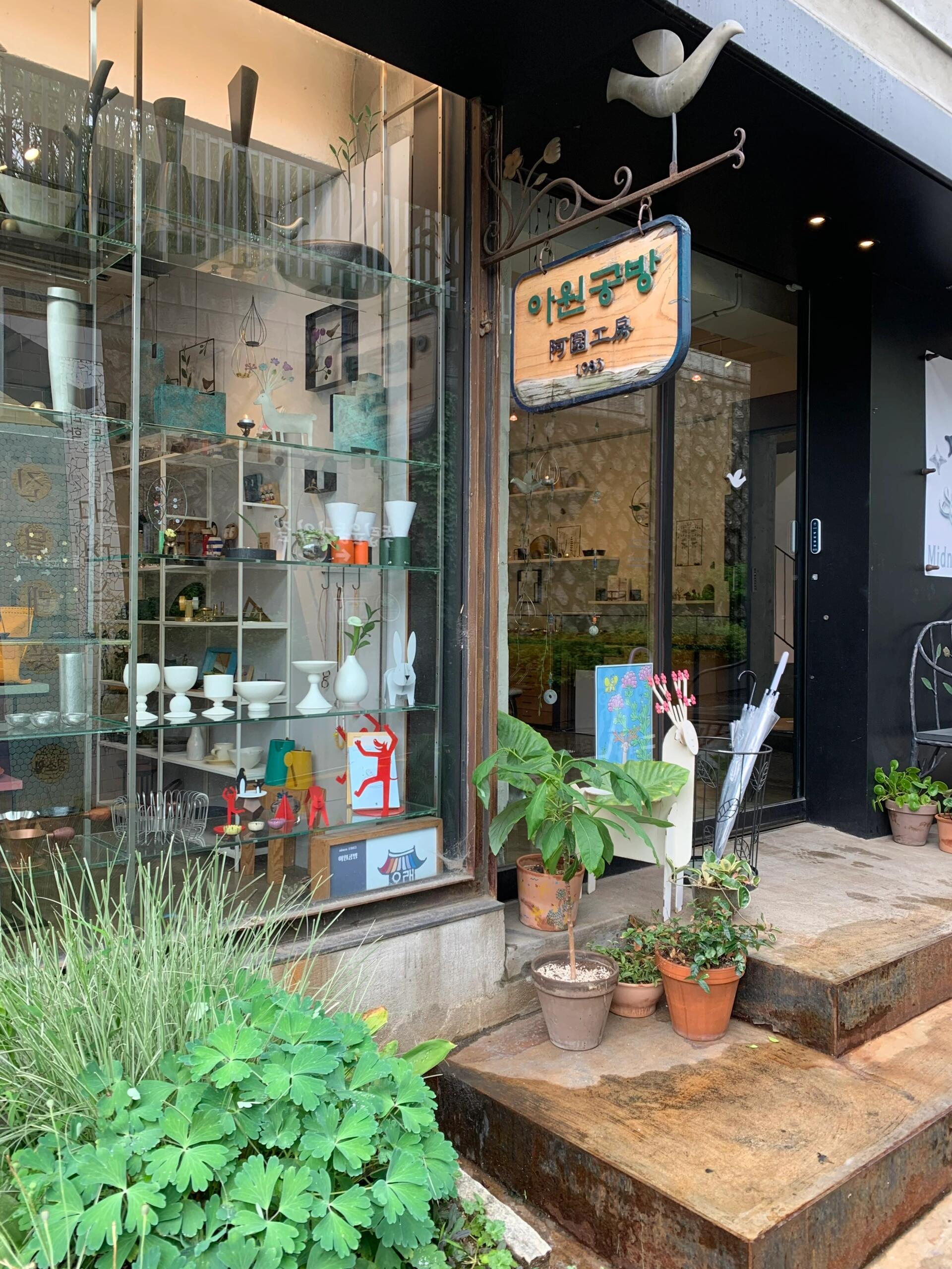 
                        ????北村韓屋村?.袖珍手作擺飾??????這家手作店????是教授推薦的，位于北村韓屋村。一查才知道，這家店頗有歷史，成立于1983年，專門匯集國內外藝術家的手工藝術品。從擺設、飾品到衣物等等，都能看到??。店鋪布置得特別用心，有很多好看的裝飾物。我特別喜歡他們賣的迷你手作品，太精美了，還有發飾也特別好看。除了價格有點貴，其他都沒毛病??。店鋪定期還會舉辦展覽和手工工坊，去三清洞或者韓屋村附近逛的話，不要錯過這家店哦！?: 10:00-19:00 周一店休??: ?? ??? ???5??#韓國生活 #留學韓國 #首爾探店 #首爾旅行 #韓國首爾 #北村韓屋村 #韓屋村 #首爾韓屋村 #手作 #原創手作 #工坊 #藝術 #韓國手作