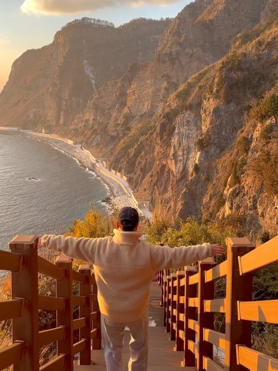 
                        韓國旅游｜韓國人都沒去過的神秘海島??郁陵島日落??喜歡日落的小伙伴們，?來郁陵島一定要打卡這里！！??西南日落展望臺??慶尚北道郁陵郡西面南西里293??導航輸入雨傘國博物館！??到山頂有單軌列車（每30分鐘運行一次，5點最后乘坐）#韓國旅游 #韓國旅行 #韓國 #郁陵島 #日落 #旅行靈感