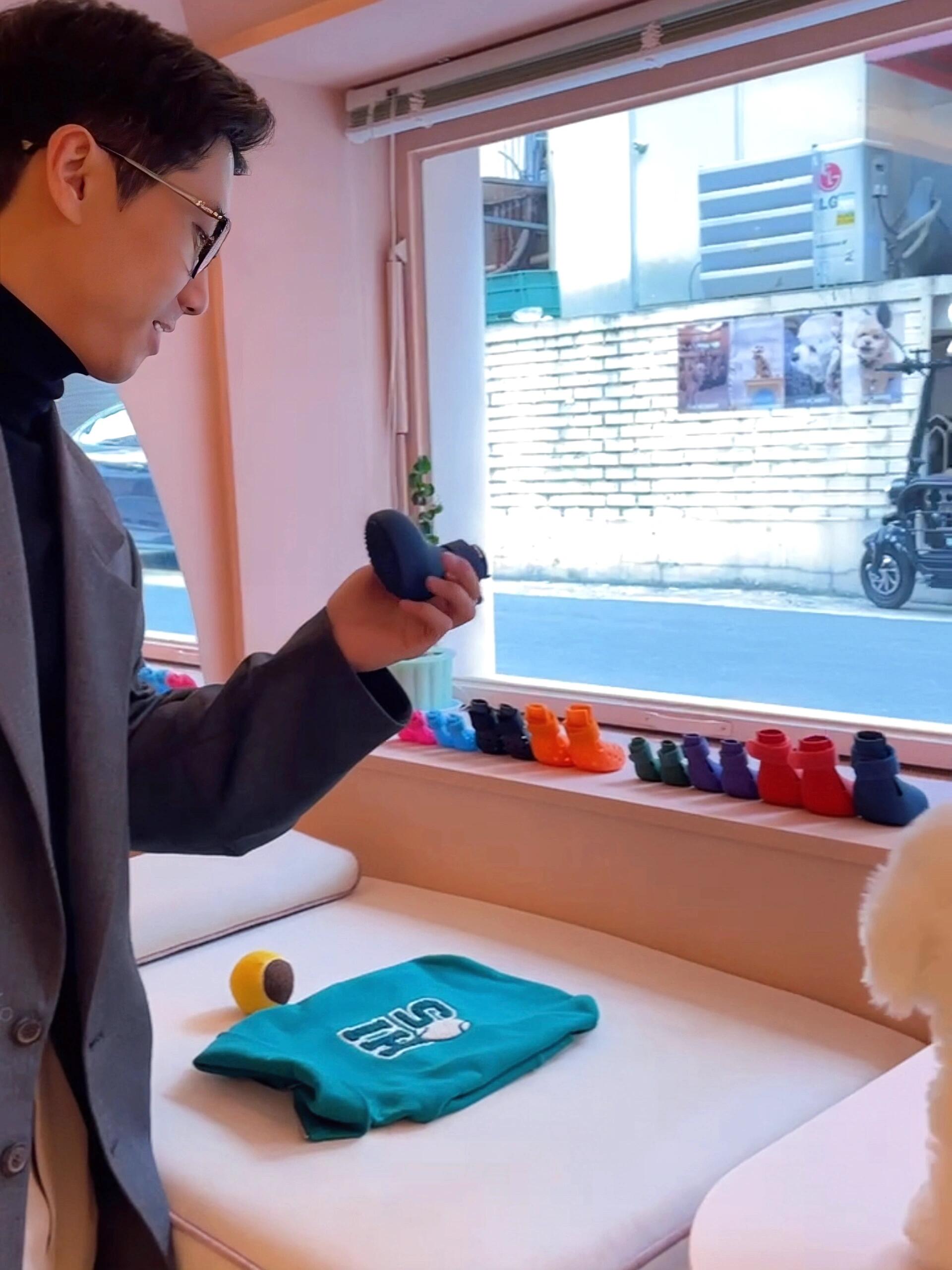 
                        ????｜漢南洞寵物店驚喜發現！小狗狗模型太逼真了走過路過一回頭！這個店里的小狗模型也太像真的了吧??好可愛的寵物店，里面有貓貓狗狗的雨靴、小衣服、小帽子以及零食營養品????給我家的逆子買了一個小可愛帽子??#韓國 #首爾 #寵物店 #漢南洞