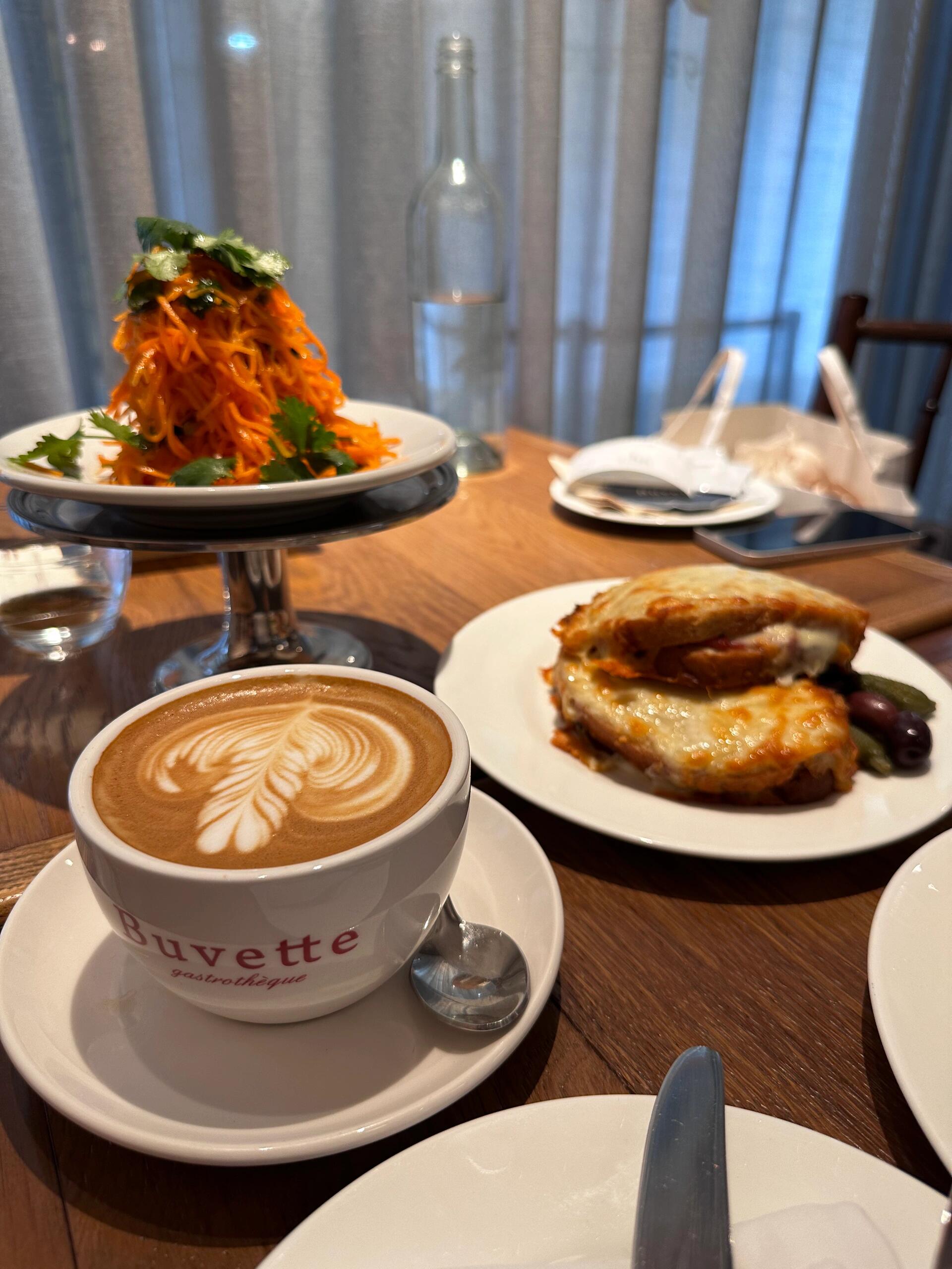 
                        首爾狎鷗亭｜ootd & buvette法餐?? ????? ??? ??? 854提前在catchtable預約了dining hall的座位，這家餐廳在巴黎、倫敦和紐約都有分店，沒想到在首爾也能享受到！??waffle sandwich浸滿了蛋液和芝士，香氣四溢，??點了清新的胡蘿卜salad，??les croques可以選擇ham或mushroom，外層覆蓋著濃郁的芝士，牛肉tartare超級推薦，完全沒有腥味，搭配烤面包，一掃而空！??chocolate moose是每桌必點，頂層奶油不甜，增添了豐富的口感，底層的巧克力非常輕盈，咖啡就一般般，不特別推薦，菜單見圖8??9??，??店內每個角落都超好拍，旁邊還有blue bottle和twings的下午茶，強烈推薦～outfit??穿了self-portrait的牛仔吊帶裙，??搭配Alexander wang的高跟鞋，#Ootd #COTD咖啡探店 #寶藏餐廳分享 #夏日穿搭 #拍照姿勢不重樣 #我的探店穿搭 #首爾探店 #首爾西餐廳 #狎鷗亭探店 #首爾法餐 #狎鷗亭咖啡廳 #buvette #selfportrait連衣裙 #黑色高跟鞋