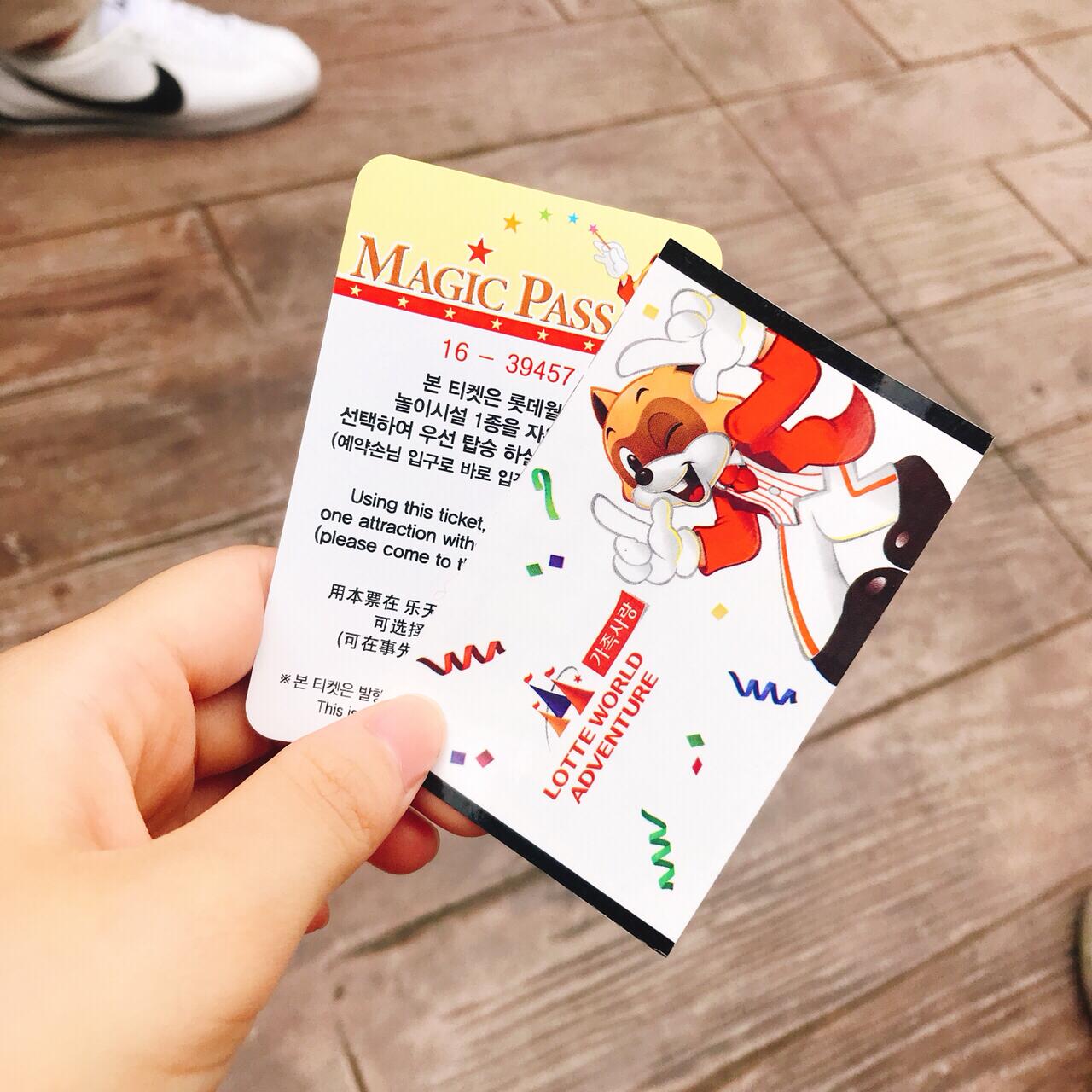
                        ?????? 韓國樂趣分享 | 樂天世界游樂場的歡樂時光 ????每次期中考試后，我們學校都會組織一次放松的游玩活動，這次我們去了人氣滿滿的樂天世界！?? 我已經去過四次了，但每次都有新的樂趣等著我。?? 真是太熱了，所以室內的樂趣成了我們的首選。?? 本以為這次會去愛寶樂園，但樂天世界的氛圍和設施也很棒，特別適合夏日帶小朋友來玩耍。???????????室內還有一個滑冰場，讓人驚喜！樂天世界分為室內外區域，室內有四層樓的娛樂設施。?? 海盜船、激流勇進（有室內和室外兩種體驗）還有那個必須要坐的旋轉木馬?? —— 受到《金秘書為何那樣》的啟發，我決定要體驗一下！??雖然我沒有嘗試太多刺激的游戲（上次玩海盜船差點嚇壞了??），但還是很開心。第二張照片是我們超級年輕又幽默的老師，他帶我們去了一個叫假面室的地方，但因為設備檢修沒能玩成。不過，樂天世界的工作人員很貼心，給了我們快速通道的卡作為補償。??我們還乘坐了熱氣球，可以俯瞰整個室內區域，雖然我膽小得不敢站起來看，但體驗還是很棒的！?? 排隊大概花了一個小時。中午我們就在樂園內部解決了韓式午餐，價格還算合理，而且都是學校請客哦。??從早上九點出發，到晚上九點回家，整整12個小時的游玩讓我覺得自己的體力還不錯。?? 三個女生一起出游就是不停地拍照、錄視頻、吃吃喝喝。?? 晚上我們還去了蠶室附近的火鍋自助餐廳，大約15000韓元一個人，性價比很高。??之后我們就各自回家了，第二天大家都累得像條狗，但還是得拖著疲憊的身體去上課！??#韓國生活 #留學韓國 #樂天世界 #游樂場