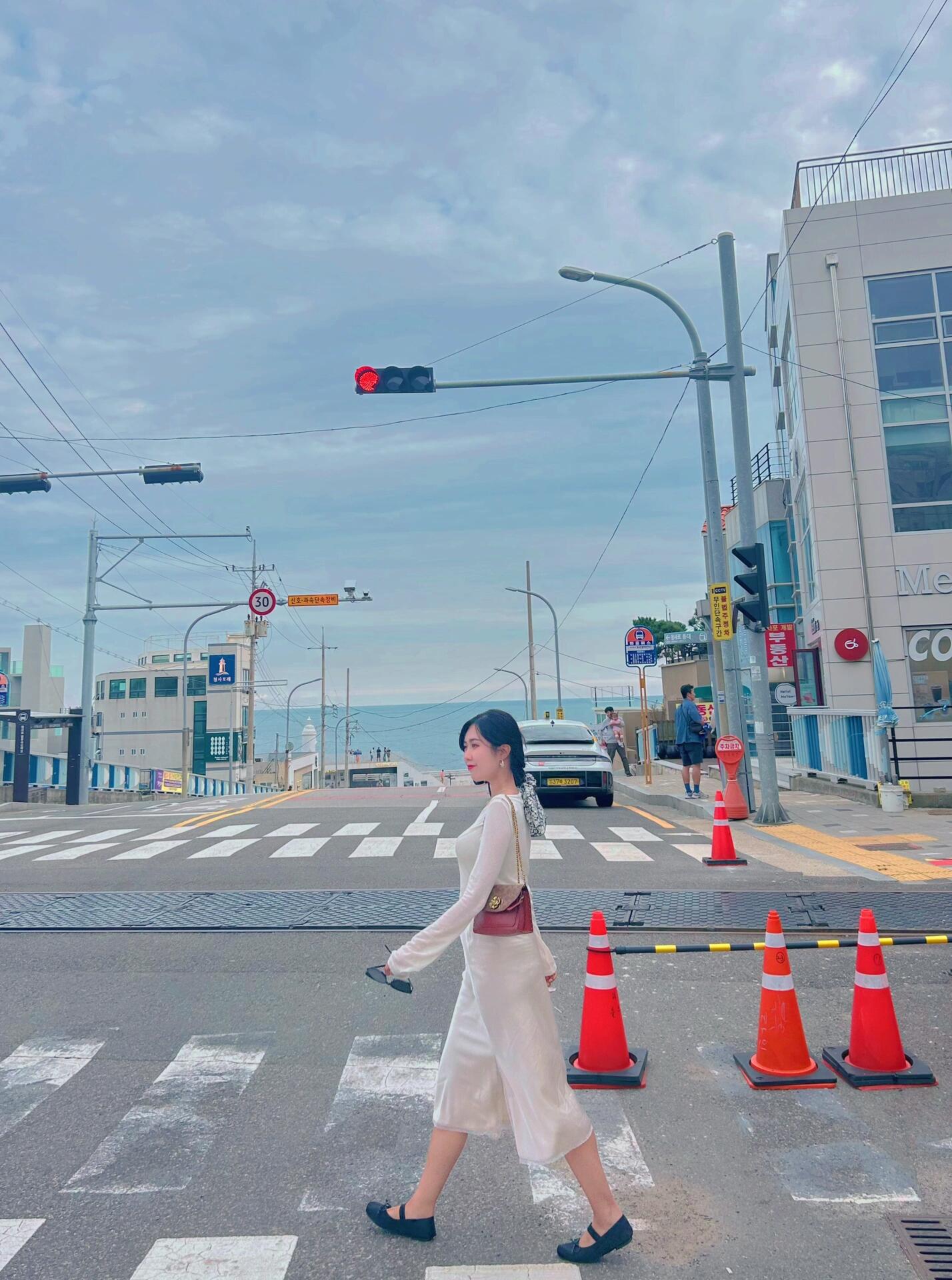 
                        釜山的浪漫是海上小火車給的??粉色天空夕陽#假日citywalk #釜山 #釜山行 #釜山旅游 #釜山小火車 #韓國 #韓國旅游 #韓國旅游攻略釜山的小火車攻略來嘍????首先推薦大家乘坐2號公交車??，直達清沙浦，下車就是像小鐮倉的地方。??購票方式：可以在藍線公園官網購買。單獨買膠囊小火車的票選Sky Capsule，買海邊列車和膠囊小火車的【套票】選Package Reservation。- 海邊列車：門票：單次票7000韓元／人- 膠囊小火車：門票：單程2人座35000韓元我們選擇購買了膠囊小火車單程票。??付款方式：直接使用Visa卡，不需要輸入密碼，網上輸入卡號即可預定成功。?時間選擇：建議大家選擇下午5點的車次，可以看到粉色的天空和落日，光線充足，車內拍照效果超好??。??乘車指南：下車后拍完小鐮倉馬路的照片，就可以直接往身后的車站上二樓。這里不像傳統火車有固定時間，類似纜車的形式，隨時都有車。根據自己購買的時間前后去搭乘即可，買好票后直接給檢票處看二維碼就行。快來體驗釜山的浪漫吧！??