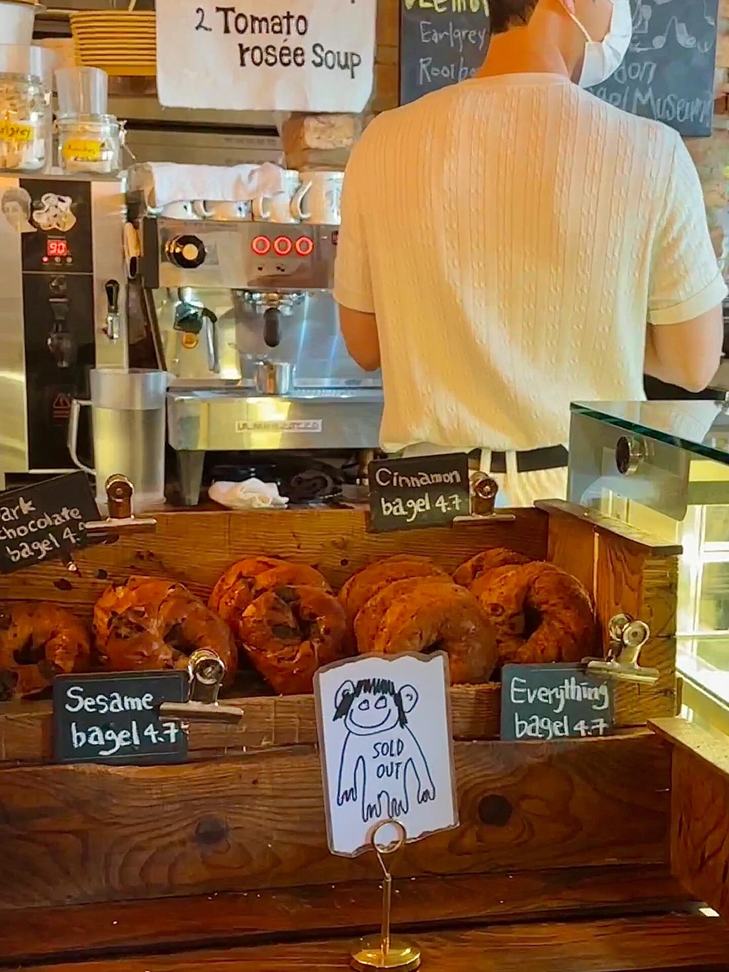 
                        ??火遍首爾的倫敦貝果 不吃不行！速速??住！?? ??? ??? ??? London Bagel museum 倫敦貝果博物館 安國店???? ??? ???4? 20??地鐵 安國站??? 3號出口305m??everyday am8-pm6??Blueberry bagel ?4,700??Dark chocolate bagel ?4,900??Bacon potato sandwich ?14,800??americano ?5,000排隊是真的久 貝果是真的好好吃??跟朋友來打卡安國這家倫敦貝果分店 以前就來過這家外帶 特別喜歡安國這邊的裝修 室內好多可愛的self love標語 幸運的坐到窗邊位置上次來外帶的時候是冬天尾巴 （后面有照片）窗外的樹還光禿禿的 現在夏末外面一片綠意盎然 能吃撒著陽光的貝果跟朋友都點了bacon potato sandwich 一致覺得這款很驚艷 松軟的貝果、烤的酥脆的培根搭配培根洋蔥醬和馬鈴薯泥 誰能說不！點的太開心忘記問店員外帶的貝果幾天內要吃完 回家發現袋內英女王那張里面有保存方法、天數跟如何加熱 回家吃的藍莓和巧克力口味也好好吃?每天都想來一顆 隔壁桌的日本小姐姐點的濃湯超香 下次想來喝湯！偷偷跟大家分享上次外帶的時候不用排隊的小經驗 上次平日下午4:來沒什么人 雖然有些口味sold out了 但是不用排隊等就可以馬上入場外帶啦！ 大家如果不想排隊可以快打烊的時候再來（如果要等很久也可以取號完先走路16分鐘去前幾篇分享的cafe highwaist吃蛋糕！ 那里會比較好等 這兩家非常近可以一起收藏）#本地人愛吃的店 #倫敦貝果 #倫敦貝果博物館 #韓國倫敦貝果 #londonbagelmuseum #安國 #安國站 #安國探店 #首爾探店 #首爾美食 #首爾美食探店 #首爾貝果 #首爾最好吃的貝果 #韓國美食探店 #韓國首爾探店 #首爾網紅店 #安國站美食 #韓屋村 #韓國貝果 #景福宮 #景福宮探店 #景福宮美食 #韓國景福宮 #韓國美食 #韓國探店