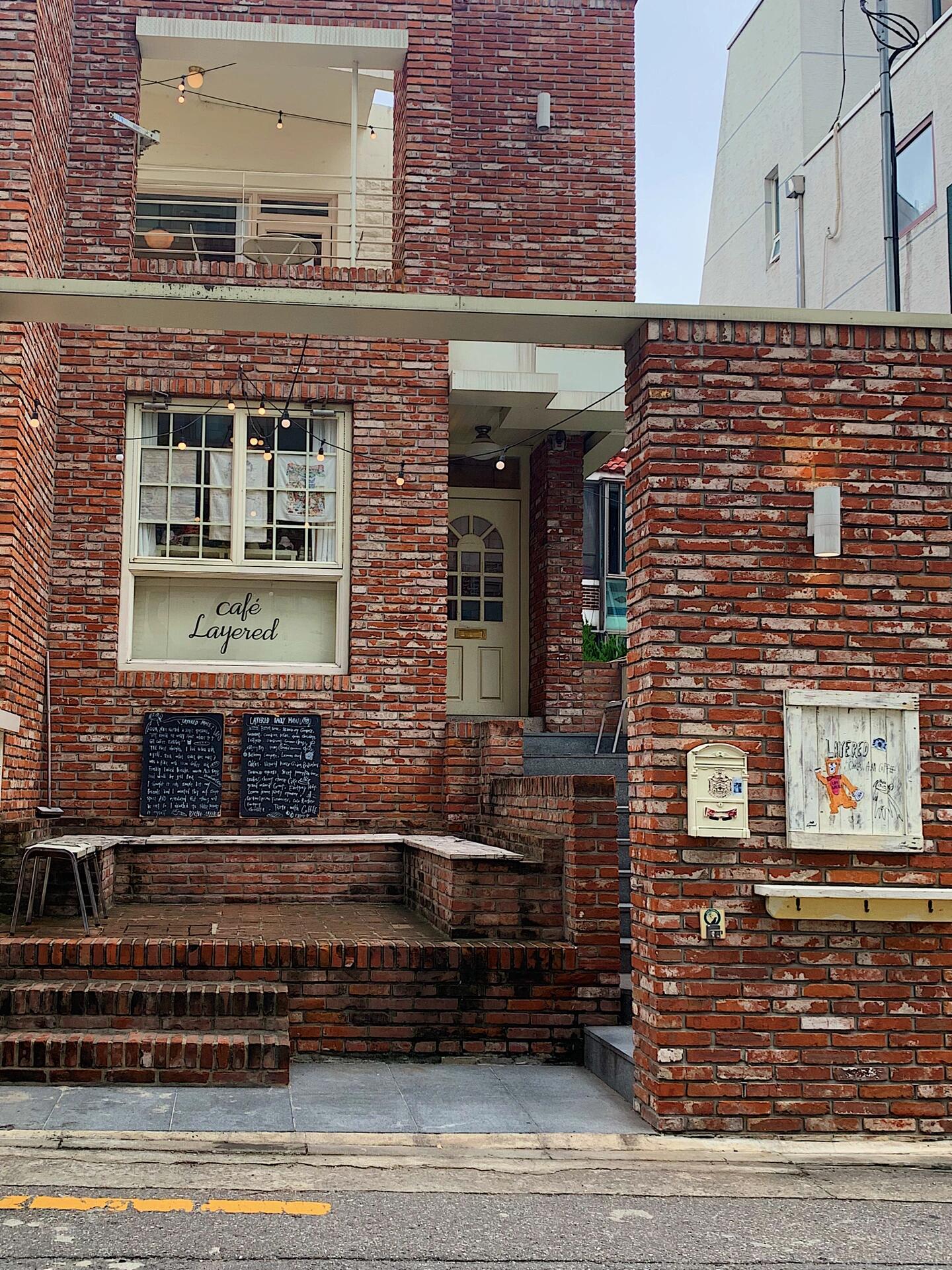 
                        ????｜首爾必訪的童話般咖啡館 Layered這家咖啡館簡直太夢幻了，處處都是可愛的細節??，爆炸的萌感??！非常適合享受一個悠閑的下午茶時光，有各種各樣的司康和超級可愛的小蛋糕??。如果你來首爾旅行，一定要來這里嘗試一下！??????? ??? ??? 223-20#首爾高顏值咖啡館#首爾延南洞#延南洞咖啡廳#我的咖啡日記#可愛咖啡館#咖啡星人的日常#首爾旅行#韓國首爾#韓國首爾探店