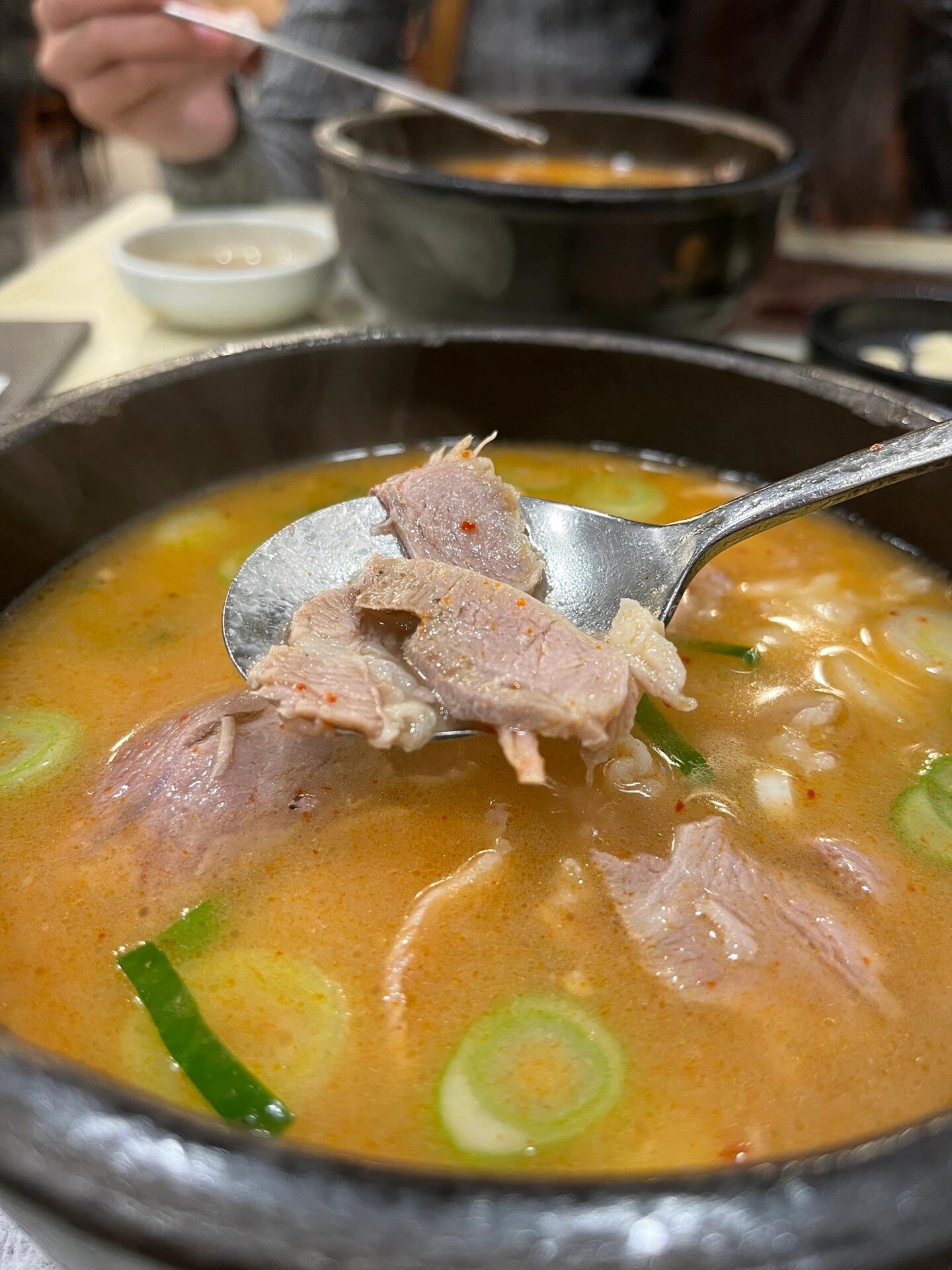
                        ???? 韓國釜山行必吃美食清單 ?????? 味贊王烤肉 - 烤肉控必去的天堂！在釜山的味贊王烤肉，3.5mm的烤肉簡直太美味啦！?? 店員服務超級棒，會幫你烤到恰到好處，再也不怕烤焦啦！????? 兩個人吃的話，建議起手就來3份肉，我們還加點了大醬湯和石鍋飯，吃得剛剛好，超滿足！??店里只有豬肉，雖然選擇不多，但是那個味道絕對地道！?? 人氣很旺，建議大家早點來排隊取號哦！??我們的選擇：1份五花肉、2份豬頸肉、1份大醬湯、1份石鍋飯花費：51000韓元地點：516-51 Bujeon-dong Busanjin-gu Busan?? Cockle Hansang - 泥蚶套餐，海鮮愛好者的福音！喜歡海鮮的你絕對不能錯過這里的泥蚶套餐！?? 本來只是想隨便找個地方吃午餐，沒想到這里的泥蚶大餐讓我們驚喜連連！在海邊享受新鮮的海味，簡直是人生一大樂事！??吃完餐后，老板還會親自教你如何剝泥蚶，每一道菜都是泥蚶的不同做法，超級推薦嘗試一下！我們的選擇：2人份17000的套餐花費：34000韓元地點：722 Sirang-ri Gijang-eup Gijang-gun Busan?? 釜山松亭三代豬肉湯飯 - 寒冷天氣的最佳選擇！釜山有很多豬肉湯飯的好去處，但在Seomyeon偶遇這家，味道真的超級棒！?? 豬肉一點都不腥，還可以根據自己的口味加鹽和胡椒，定制自己的味道！??冬天或下雨天，來一碗熱騰騰的豬肉湯飯，簡直是舒適到極點！價格也很親民，成了我最愛的美食之一！?? 而且韓國餐廳的小菜都可以無限量自助添加，吃貨們盡情享用吧！??我們的選擇：2碗豬肉湯飯花費：17000韓元（一份8500韓元）地點：33 Seomyeon-ro 68beon-gil, Busanjin-gu, Busan#釜山旅行 #釜山行 #韓式烤肉 #韓國釜山 #釜山美食 #韓國釜山美食