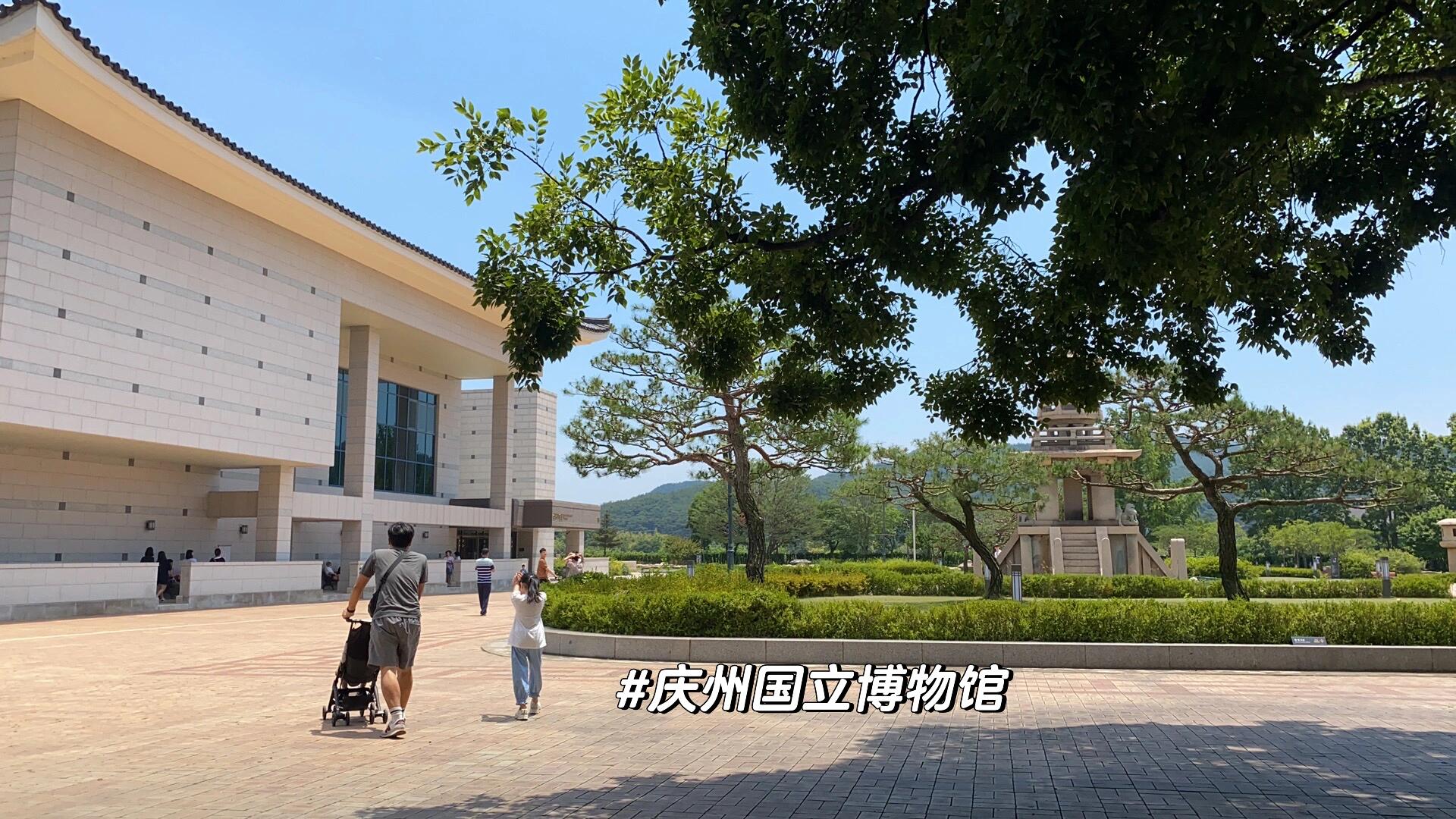
                        韓國旅游-慶州探秘之旅???中韓情侶特種兵式旅游- 兩天一夜 慶州旅行周六上午：1??佛國寺???+石窟庵???這兩個景點相距不遠，建議一起打卡。現在門票免費哦，佛國寺停車費僅需1000韓元，超值！??2??下午黃里丹路????+星州塔???+大陵園(天馬冢收費3000韓元/人)黃里丹路逛起來真的很有趣，各式小店鋪琳瑯滿目，衣服、飾品應有盡有。別忘了嘗嘗韓國辣條???和10元面包，雖然味道一般，但既來之，則安之嘛！?????3??東宮與月池??? ??這里是觀賞夜景的最佳地點??。周六人可能會多一些，但景色依舊迷人。這是我唯一遇到需要門票的景點，夜晚的美景確實值得一看。周日上午：4??慶州國立博物館???????慶州這座歷史古城，怎能不了解一下新羅的歷史呢？免費入場，館內分為五個展區，通常參觀四個就足夠了。幸運的是，我還趕上了千馬圖發現50周年展，親眼見到了千馬圖的真跡，震撼！???????總結一下，慶州絕對是值得一游的地方。這里沒有摩天大樓，街道兩旁隨處可見的韓屋風格建筑和圓形墓陵，讓人仿佛穿越時空。如果有時間，不妨慢慢走走，好好體驗。????#韓國旅游 #慶州旅行 #情侶旅行 #韓國慶州 #韓國慶州旅游 #旅游攻略 #歷史古城 #新羅歷史 #文化探索 #夜景打卡