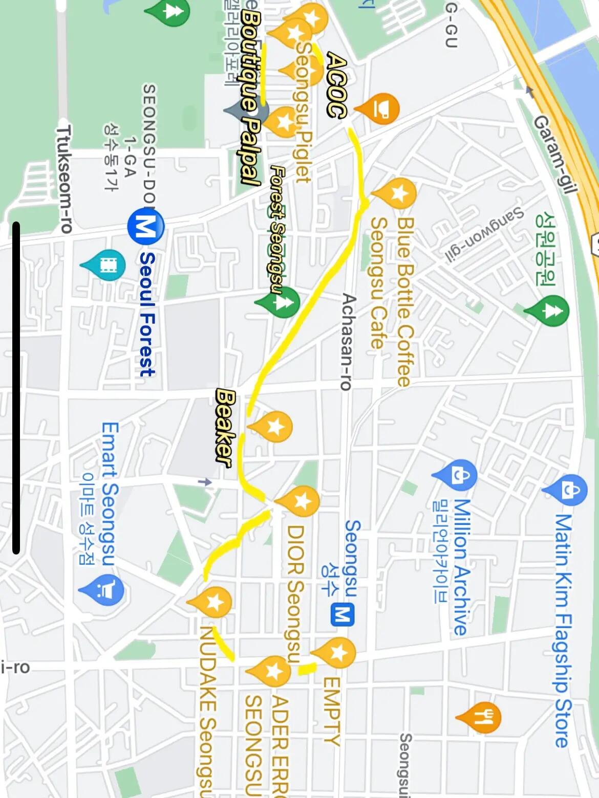 
                        韓國|圣水洞+首爾林?????♀?有效逛街路線圣水洞最近在韓國真的很火??，無論是工作日還是周末，人潮洶涌。這里有很多買手店和獨立設計品牌店，是購物的好去處。我個人更喜歡首爾林，那里相對閑適一些，無論是藏在地下的古著店還是街頭的咖啡店，都有一種濃厚的歐洲風情。從圣水站出發，一路上都是好逛的地方。下面是一條從【圣水洞】走到【首爾林】的直達路線??：??具體地圖路線見最后一張圖1?? EMPTY買手店這是一個四層的超大買手店，雖然品牌偏高檔且價格不菲，但陳列和單品都非常優質，常有獨特且出色的設計款。2?? ADER ERROR這是一個在韓國非常火的潮牌，店內的空間設計充滿未來感和科技風，逛逛能找到不少不錯的單品。價格雖然不低，但如果真的很喜歡，還是值得購買的。3?? NUDAKE Seongsu如果你沒在他們家這面紅墻前拍過照，就仿佛沒來過圣水。店內的暗黑風格和蛋糕模型圍繞著雕塑品陳列在巨型圓桌上，給人強烈的視覺沖擊。4?? Dior Seongsu路過時不妨打個卡，很多韓國美女在這里拍照。5?? Beaker這是一個大型連鎖買手店，你可以找到很多獨立設計師的品牌，不僅有韓國的，也有國外的。每個貨架都按品牌分類并明確標出，每次遇到Beaker我都會逛一逛，因為這里的商品很有特色，每家店的選品也各有不同。6?? Blue Bottle這家藍瓶咖啡店非常特別，采用工業風和中空的建筑設計，適合逛累了時進來休息一下。7?? Piglet一定要路過這個小cafe，因為實在太可愛了。8?? Boutique Palpal 中古店雖然門頭不大，但里面有很多精品，尤其是Chanel的產品，從包包到衣服再到配飾，應有盡有。雖然價格不菲，但款式和品質都是一流的。9?? ACOC這是一家小眾品牌的包包店，主打那種羽絨服外層面料的設計，非常輕便且實用，價格大多在幾百元人民幣左右。?? Forest.Seongsu 古著店這家店是典型的韓國vintage店，有很多bbr風衣和Ralph Lauren的休閑款衣服，偶爾也能翻到一些大牌單品。我最后淘到了一件Levis的牛仔外套。??小tips??按順序從1到10走完是直線路線，無需回頭。??從地鐵【Seongsu站】下來就到了圣水洞。??離首爾林更近的地鐵站是【Seoul Forest站】。??出行時記得穿舒適的平底鞋哦??#韓國旅行 #首爾旅行 #圣水洞 #首爾購物