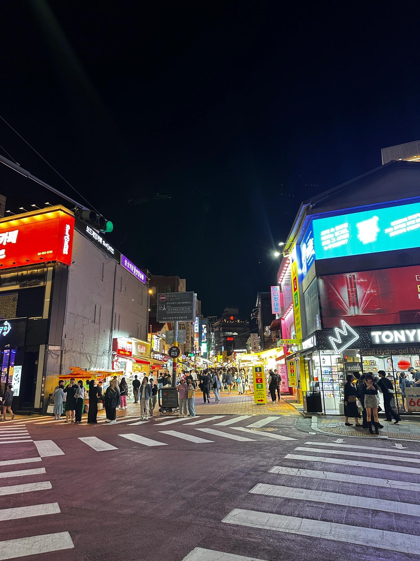 
                        首爾City Walk1??-狎鷗亭 & 漢南洞??暴走5天，每天日均1.5w+步【狎鷗亭】狎鷗亭現在真的很好逛，店面離得不遠，有很多值得買的東西。p1-p5 London Begal Museum，超級好吃的貝果??。江南店人比較少，到店里排隊不到半小時就吃到了，帶走比堂食更快，想打卡的可以來這邊～價格大概是5顆貝果+2杯咖啡+2盒果醬，300人民幣出頭。狎鷗亭的EPT不需要排隊，采購一雙德訓鞋，還可以直接退稅，購物體驗超絲滑???。??此外還有Grove可以買，感覺比漢南洞店好逛，還有一些比如Supreme、Stussy的潮牌店，這些店離得都不遠，可以一起逛逛。【漢南洞】這邊現在超級火，人好多而且真的很廢腿，都是上坡下坡，店鋪太多了。但是真的超多帥哥美女，中國人也很多。p12-p14，漢南洞的BBB，路邊偶遇的貝果店??，味道很驚艷，推薦無花果醬。其他店鋪，一些比較火的Mardi、EPT、Rockfish之類的都要排大隊，購物體驗不是很好，在這邊逛了一下午，確實超級好逛但是我真的沒買到什么，只買到了一些小牌子的護手霜。p15-p16，采購了一件ADER衛衣，在圣水洞附近的總店，好逛，推薦！p17 建大附近的某條街，都是KTV和飯店，好熱鬧，韓國學生比較多，在這上學也太幸福了，羨慕羨慕羨慕！p18 弘大，熱鬧，適合瞎逛，買不著啥東西。#首爾 #漢南洞 #狎鷗亭 #LondonBegalMuseum #首爾CityWalk