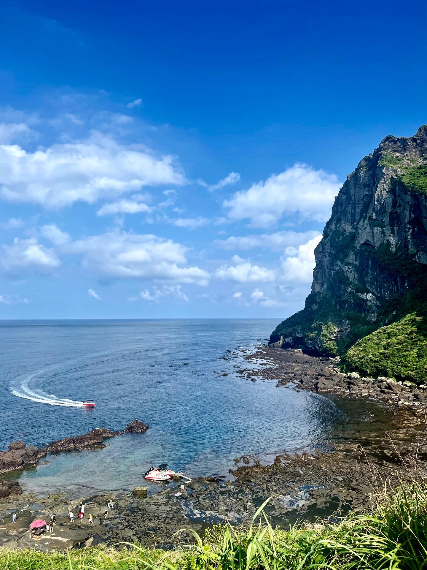 
                        主打一個拍完就走#城山日出峰 #濟州島 #韓國旅行 #打卡景點 #旅行攻略??城山日出峰，濟州島必打卡的絕美景點！這里的日出美景真的讓人心醉，拍完照就可以輕松走人，不用擔心時間緊張。風景如畫，隨手一拍都是大片，絕對是你旅行相冊里的亮點！??快來體驗一下吧，感受大自然的魅力！?