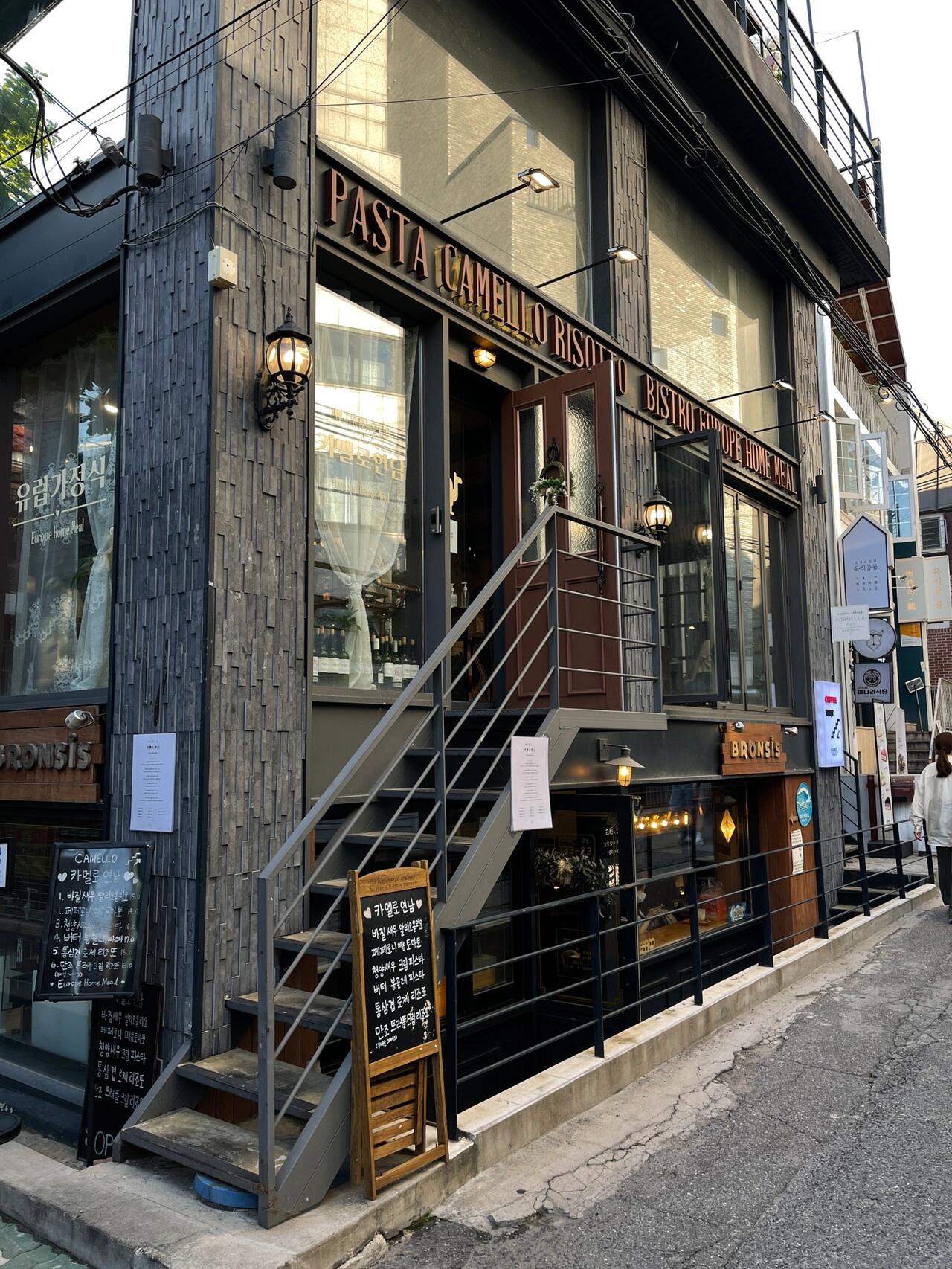 
                        ????｜延南洞還有多少寶藏店鋪等我發現！延南洞果然沒有讓我失望，每天都想去打卡！奶油看起來很多，但吃起來一點也不膩！我最愛的就是羅勒大??蒜香橄欖油意面！！五花肉??奶油焗飯也超級好吃！和番茄意面完全不同的風味！每道菜都不踩雷！拍照也超好看！！店名：??? ??時間：12:00 ～ 21:00 （最后點單20:00）地址?? 383-23 Yeonnam-dong, Mapo-gu, Seoul（韓文) ?? ??? ???1? 57 1.5?#首爾美食#韓國美食#韓國#韓國生活#留學韓國#韓國留學生#韓國留學日常#延南洞美食#首爾延南洞#延南洞探店